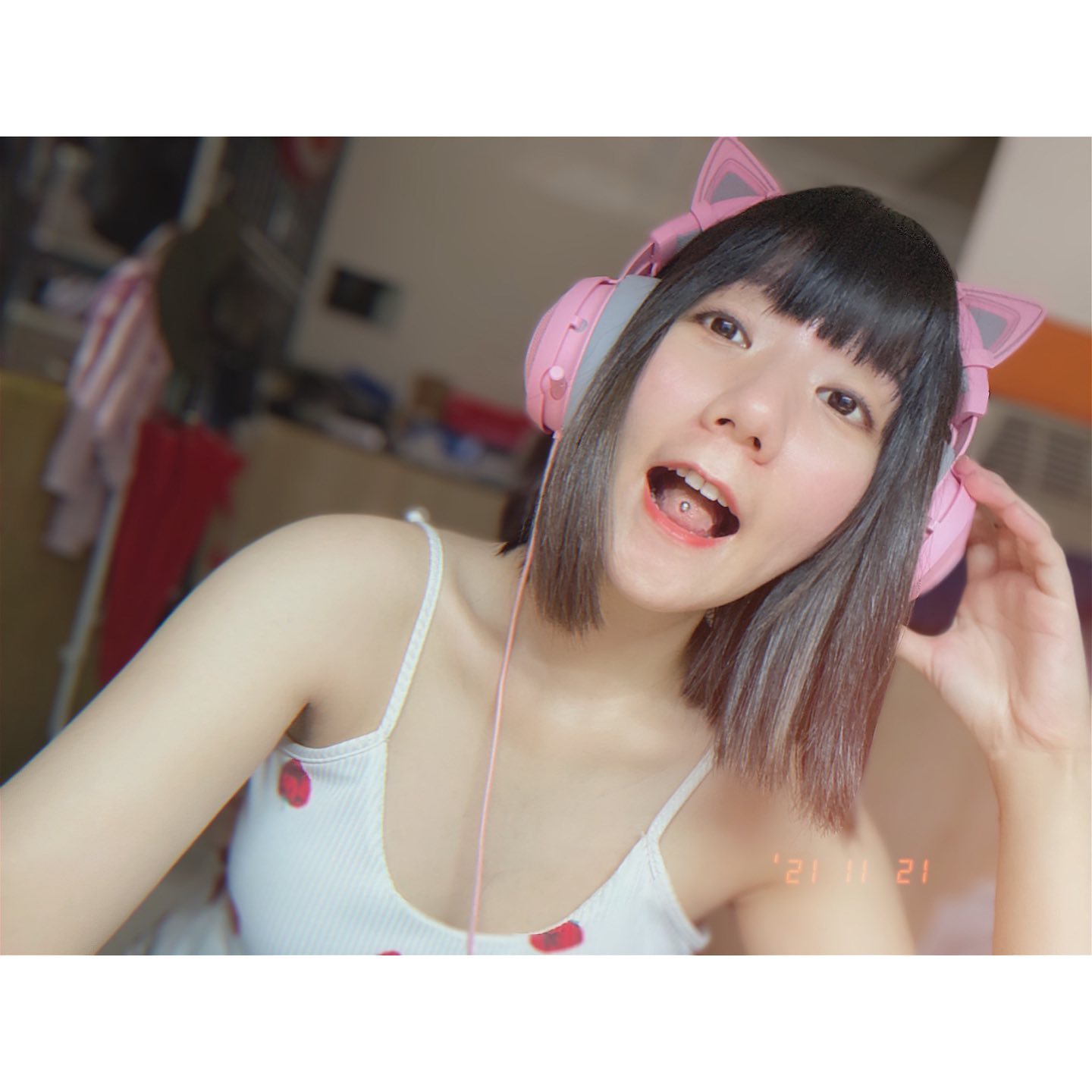 萌度破表「Kari班班」小背心擋不住「白嫩ㄉㄨㄞ奶」乳量讓人受不了-第1章-图片9