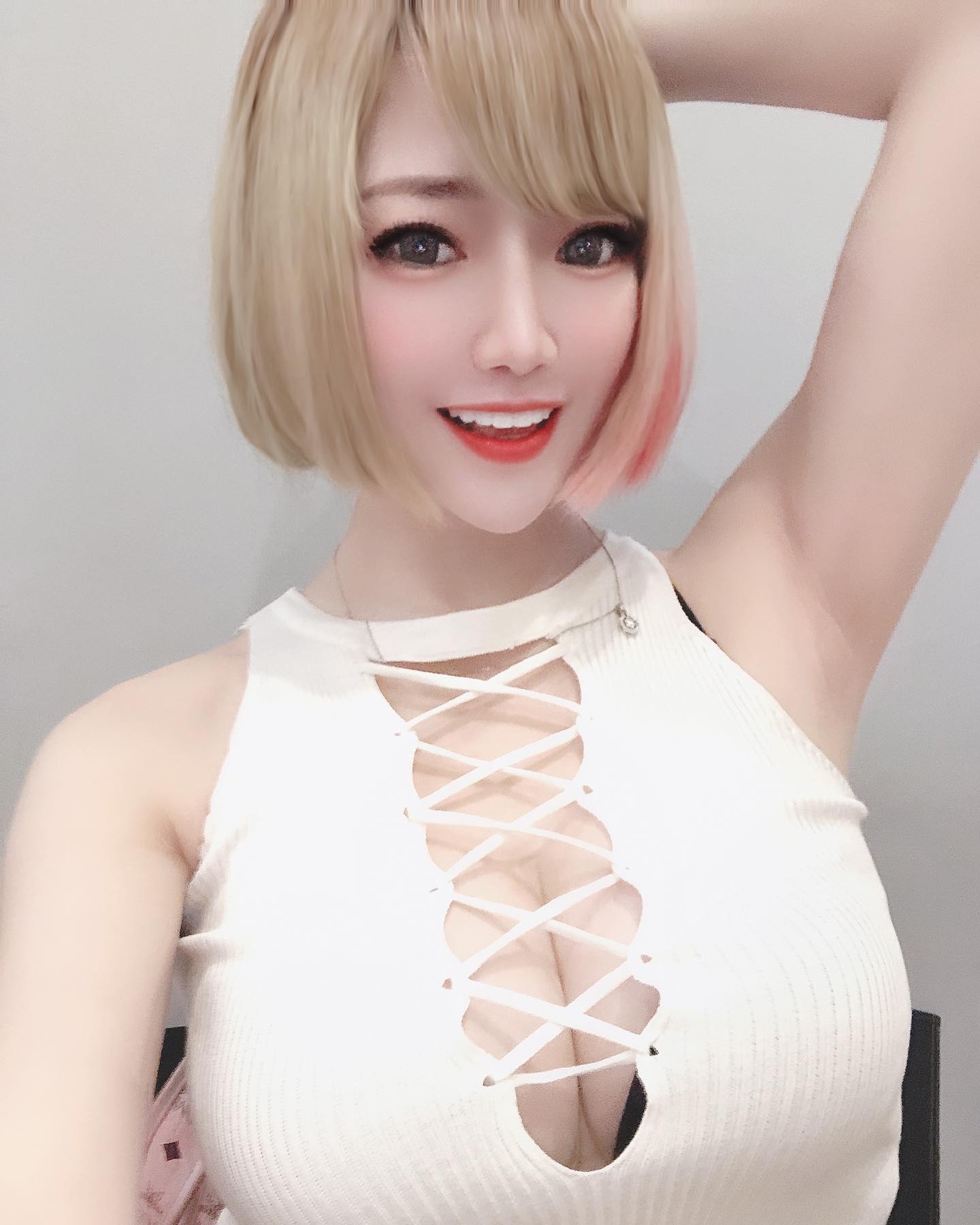 火辣樂團歌手「陳甜芯」銷魂線條逼死人啊，完美弧度好誘人，胸前太豪邁背心hold不住-第1章-图片1