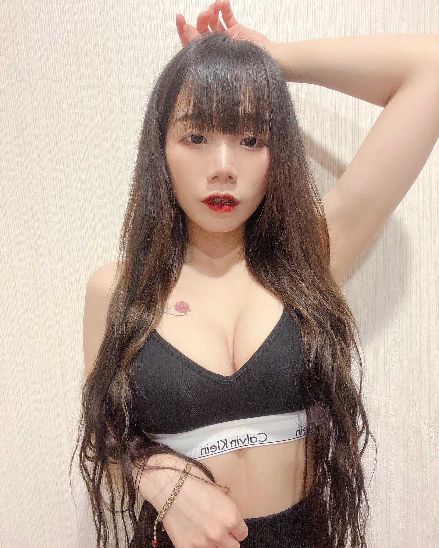 胸猛正妹「菈菈」超迷人「邪惡形狀」讓人受不了，超低胸視角讓乳量炸裂了！-第1章-图片9