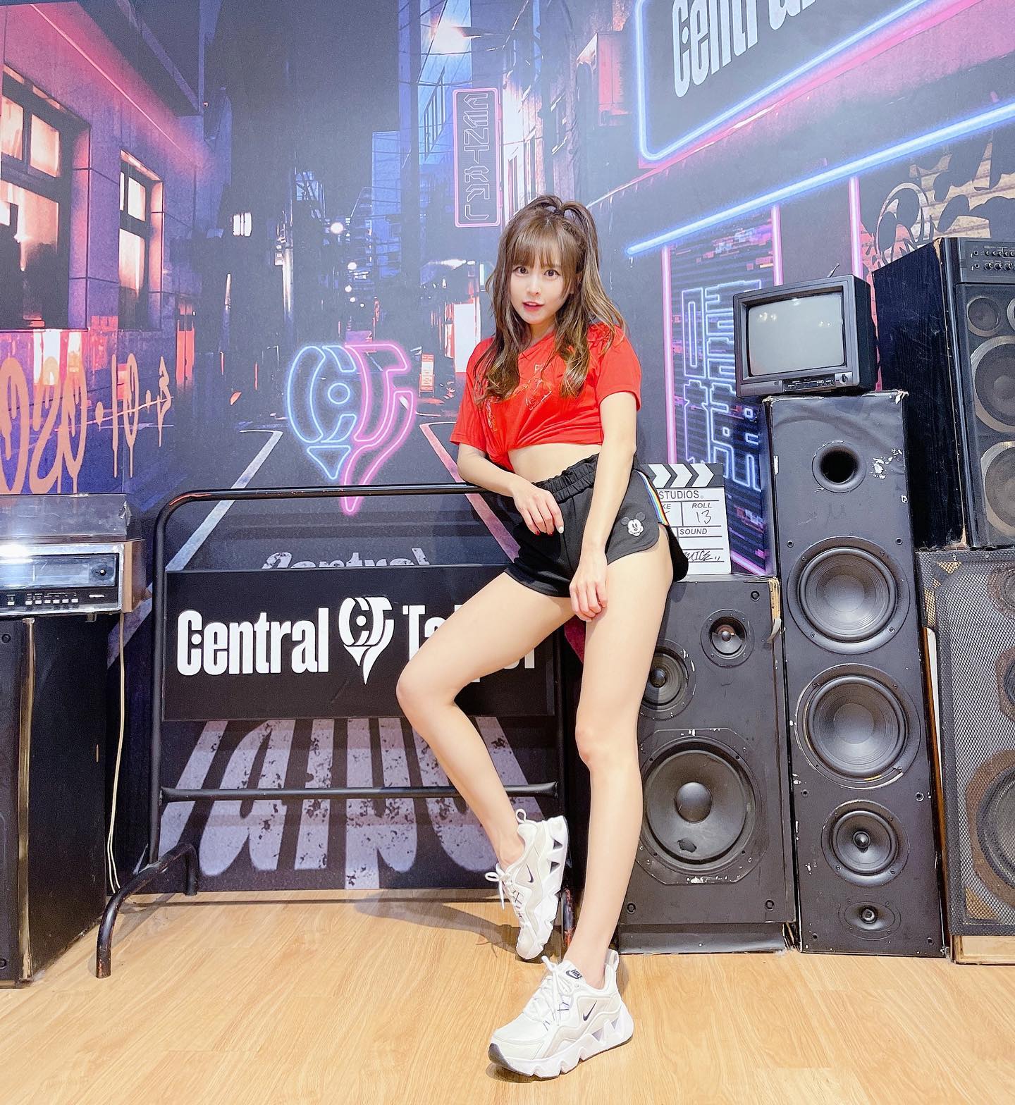 陽光美乳正妹「孟潔MJ」突出畫面令人垂涎三尺！飽滿渾圓度真的超火辣！-第1章-图片1