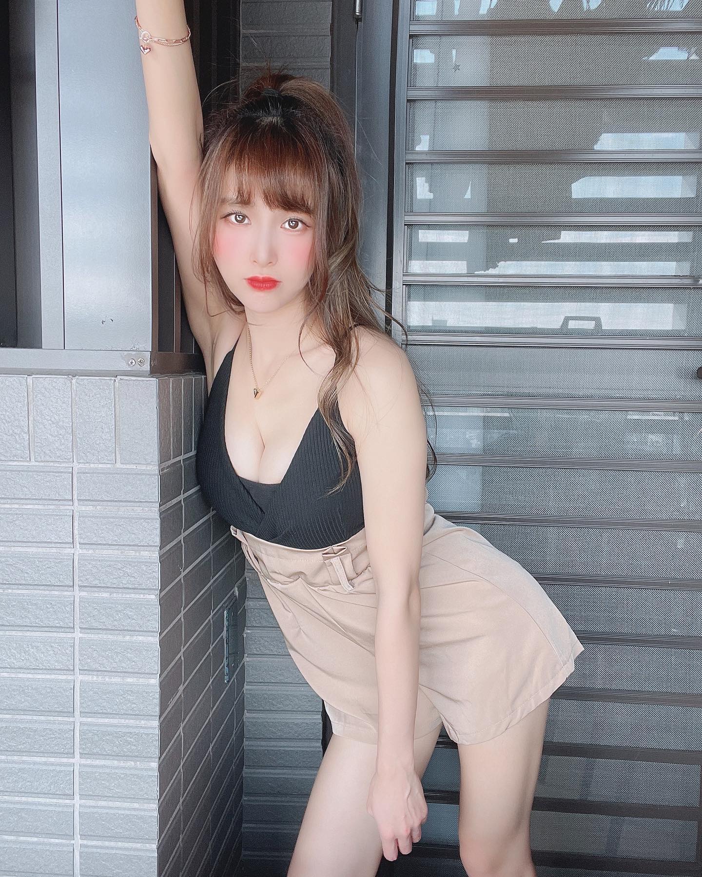 陽光美乳正妹「孟潔MJ」突出畫面令人垂涎三尺！飽滿渾圓度真的超火辣！-第1章-图片4