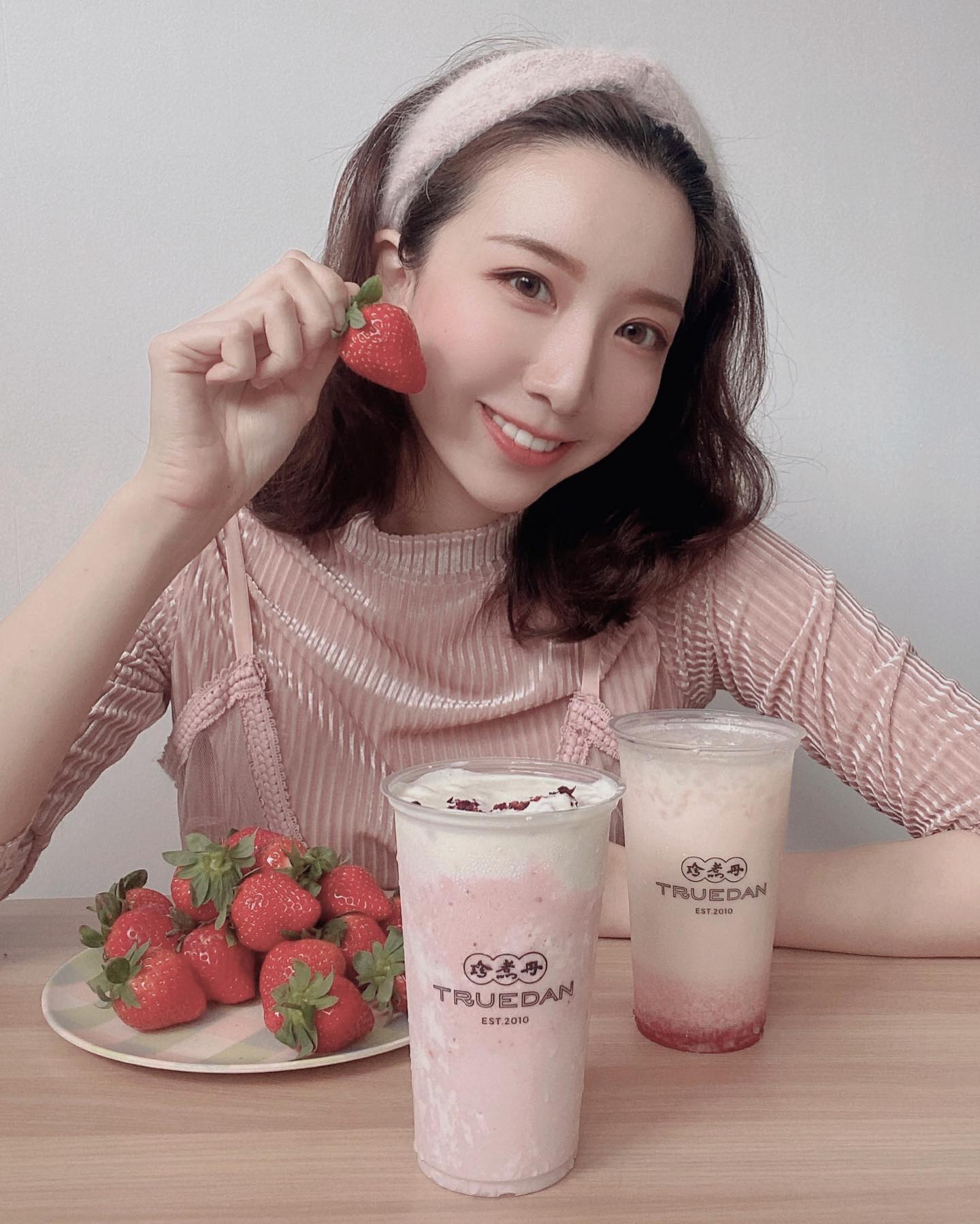 女友系正妹「摸摸大叔」顏值有夠甜美！滿滿都是白皙美腿，散發動人氣質覺得戀愛啦！-第1章-图片10