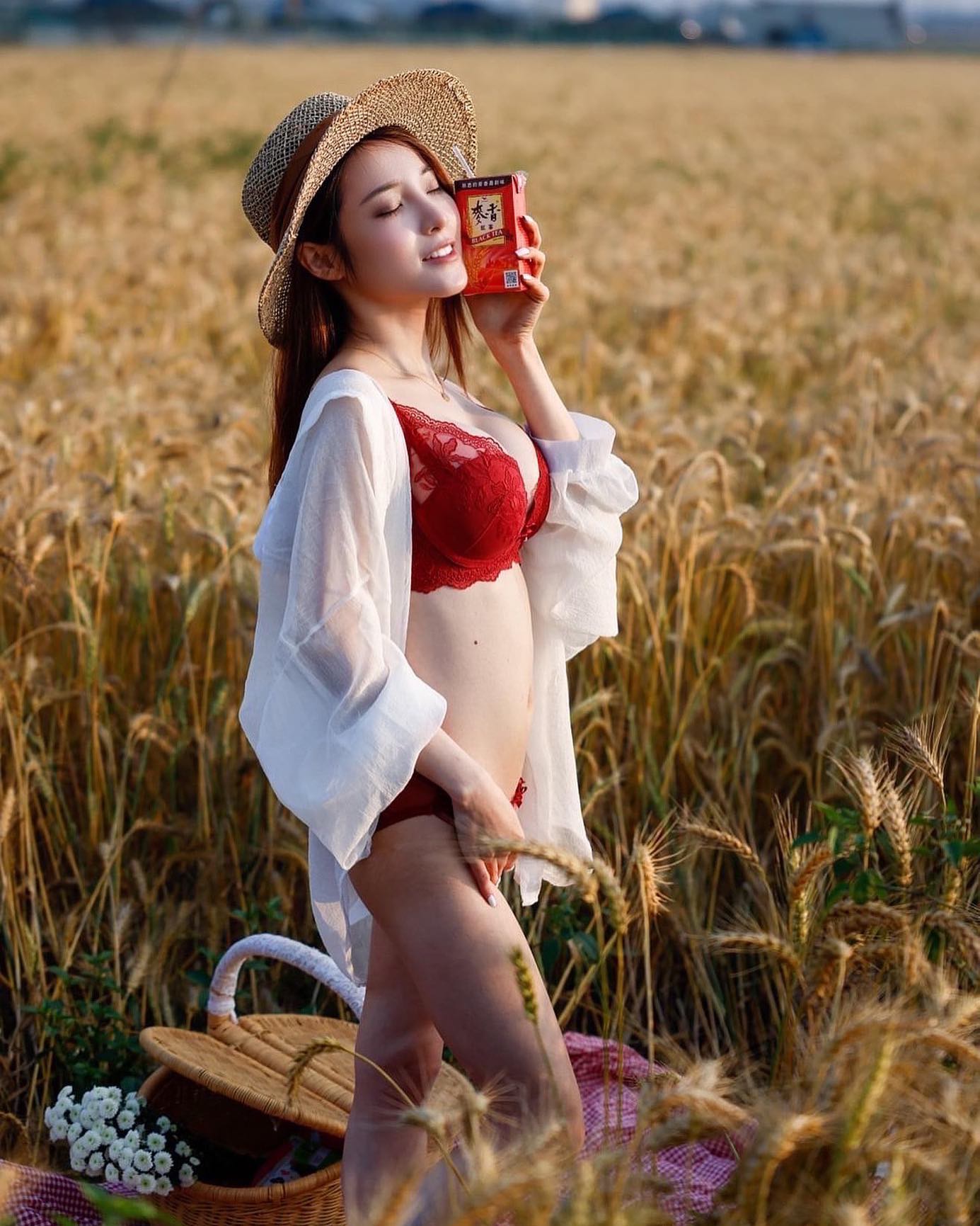 「霏霏」爆出「性感美乳」深邃事業線配上迷人甜笑，看一眼心情好上一整天-第1章-图片7