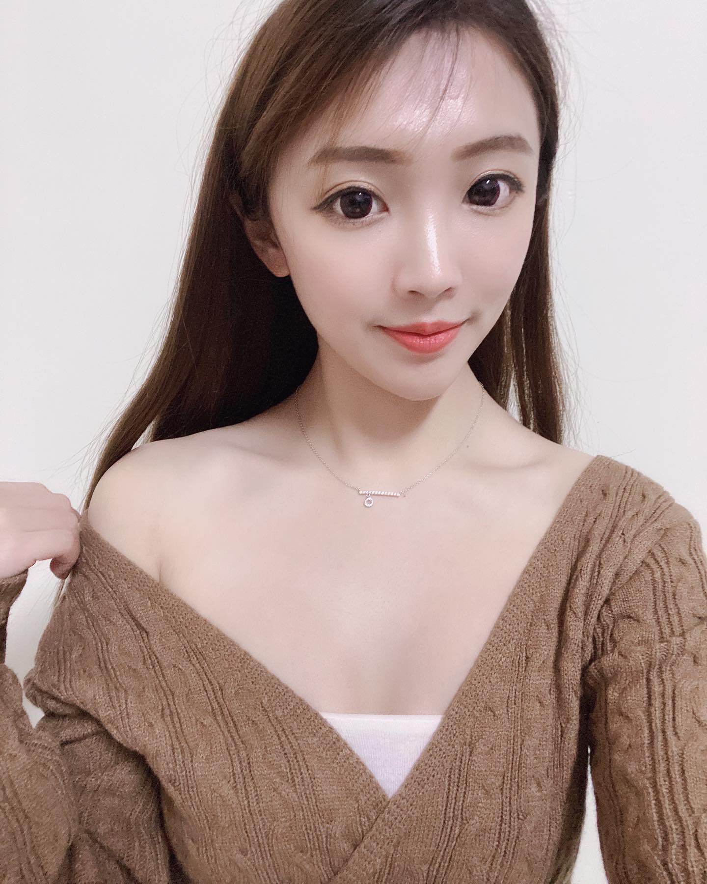 性感甜姐兒「靜靜」極度誘人的「白皙巨乳」太挑逗！胸前「惹火尺寸」看起來太軟綿-第1章-图片1