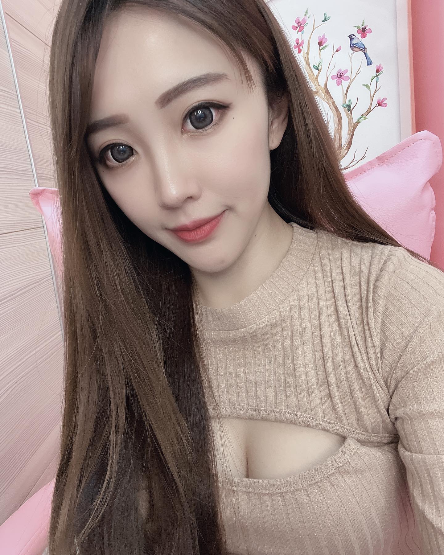 性感甜姐兒「靜靜」極度誘人的「白皙巨乳」太挑逗！胸前「惹火尺寸」看起來太軟綿-第1章-图片6