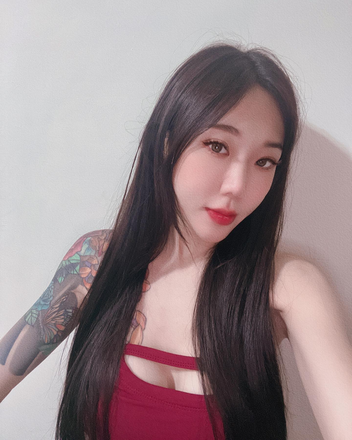 美胸正妹「邵薇」凶器太殺讓人受不了！胸前「性感透視」讓人看到都醉了！-第1章-图片9