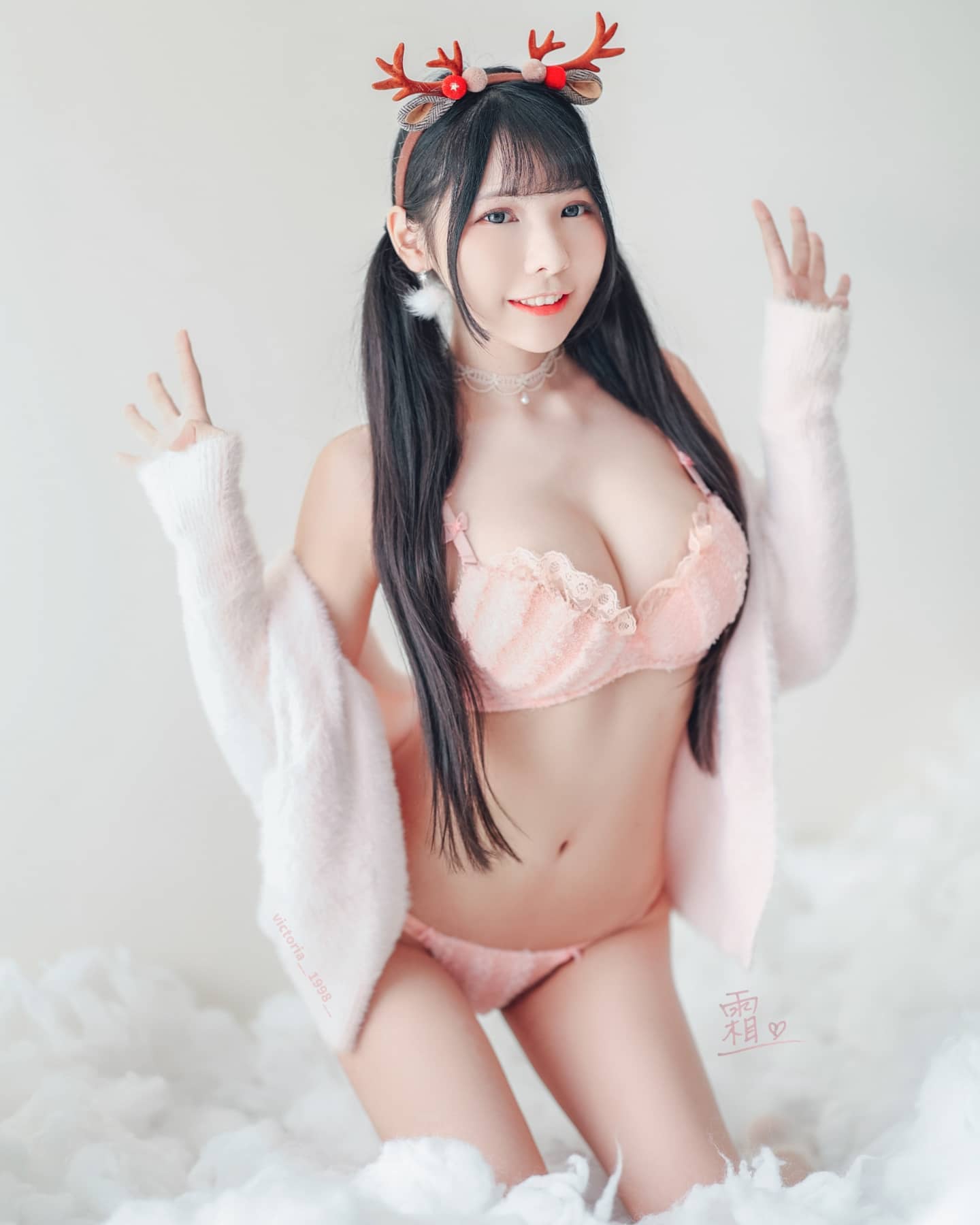 性感辣妹「依霜」超色氣胴體曲線，畫面有夠犯規，大秀「深遂事業線」-第1章-图片2