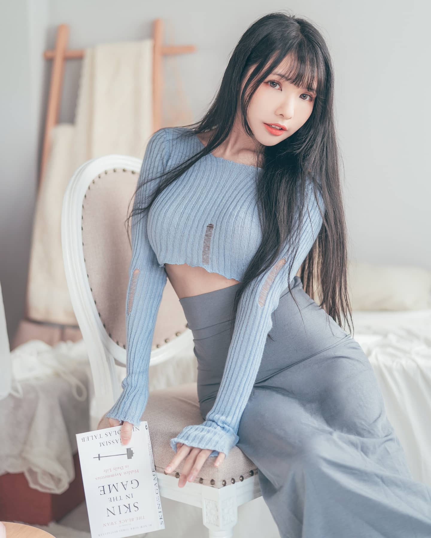 性感辣妹「依霜」超色氣胴體曲線，畫面有夠犯規，大秀「深遂事業線」-第1章-图片3