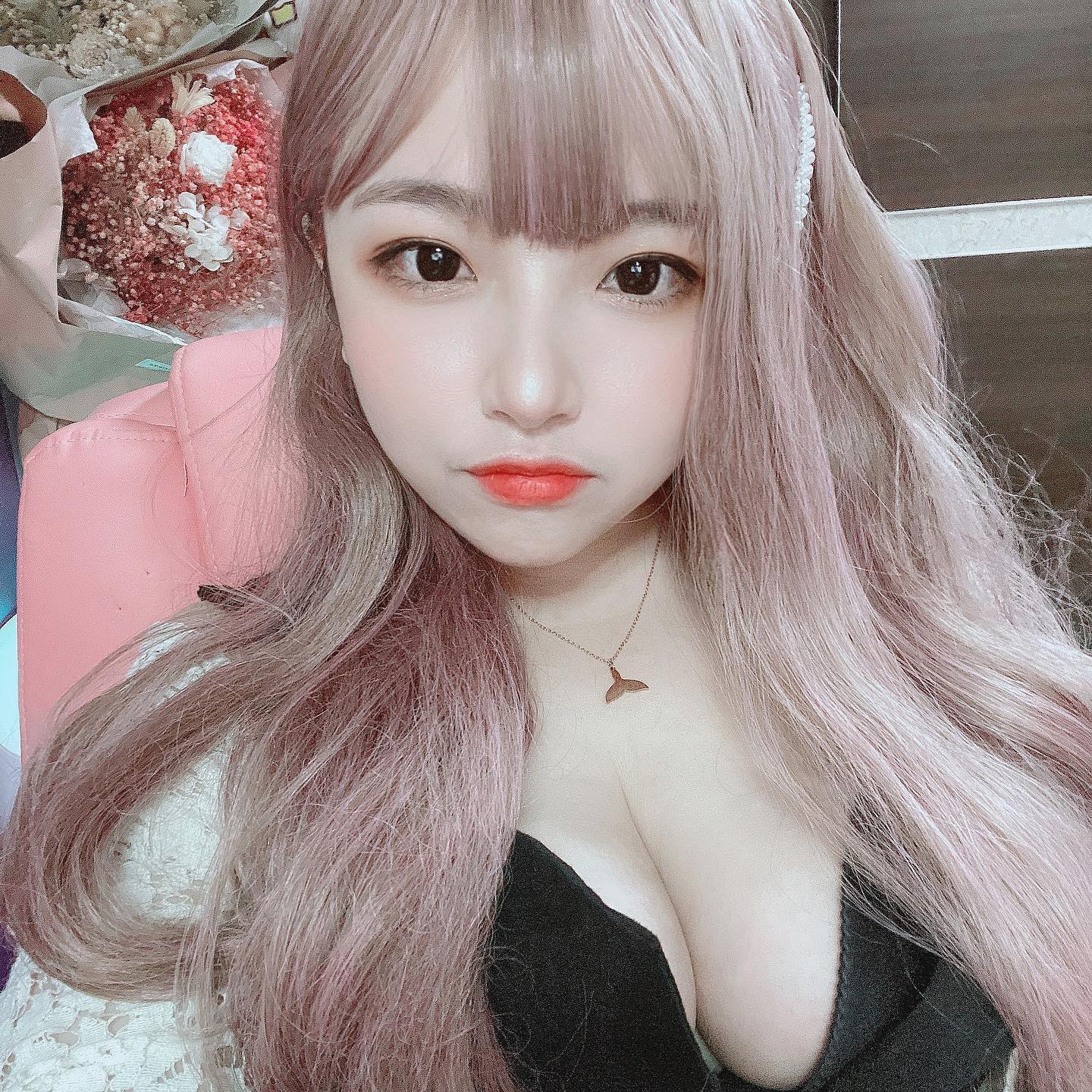 神之乳量「羅衣衣」甜美臉蛋下是包不住的「巨型山峰」火辣深溝讓大家都乖乖聽話了！-第1章-图片4