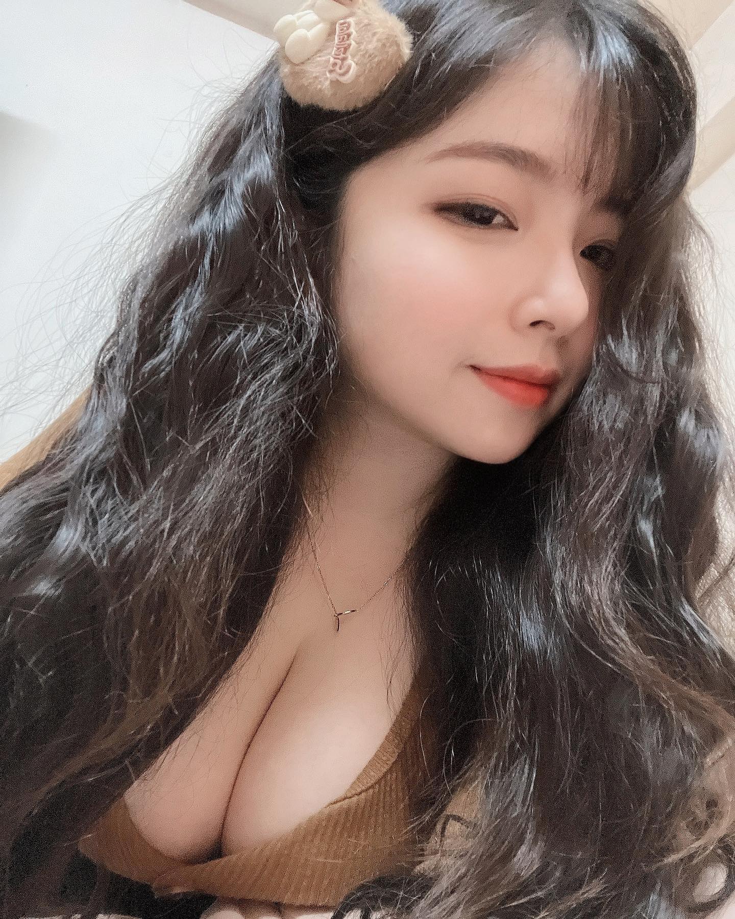 神之乳量「羅衣衣」甜美臉蛋下是包不住的「巨型山峰」火辣深溝讓大家都乖乖聽話了！-第1章-图片8