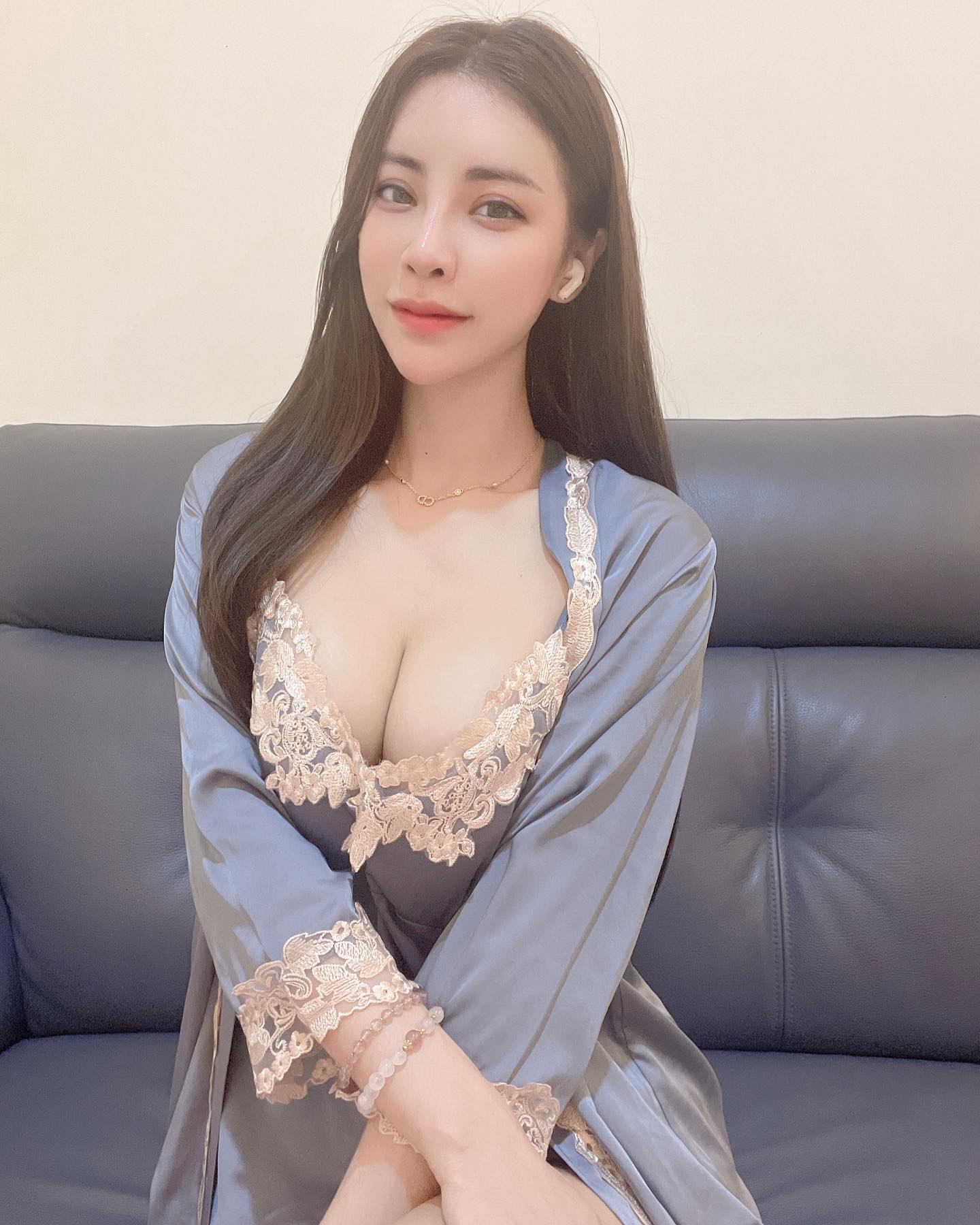 絕美御姐「莉亞liya」！超深V雙球「圓圓滿滿」雙臂一夾乳量溢出滿滿濃醇香-第1章-图片2