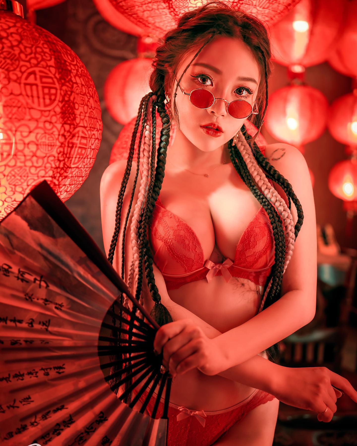 超誘惑正妹「mila咪啦」乳波不斷向前衝，讓人鼻血噴好噴滿！深V大爆深邃奶溝！-第1章-图片1