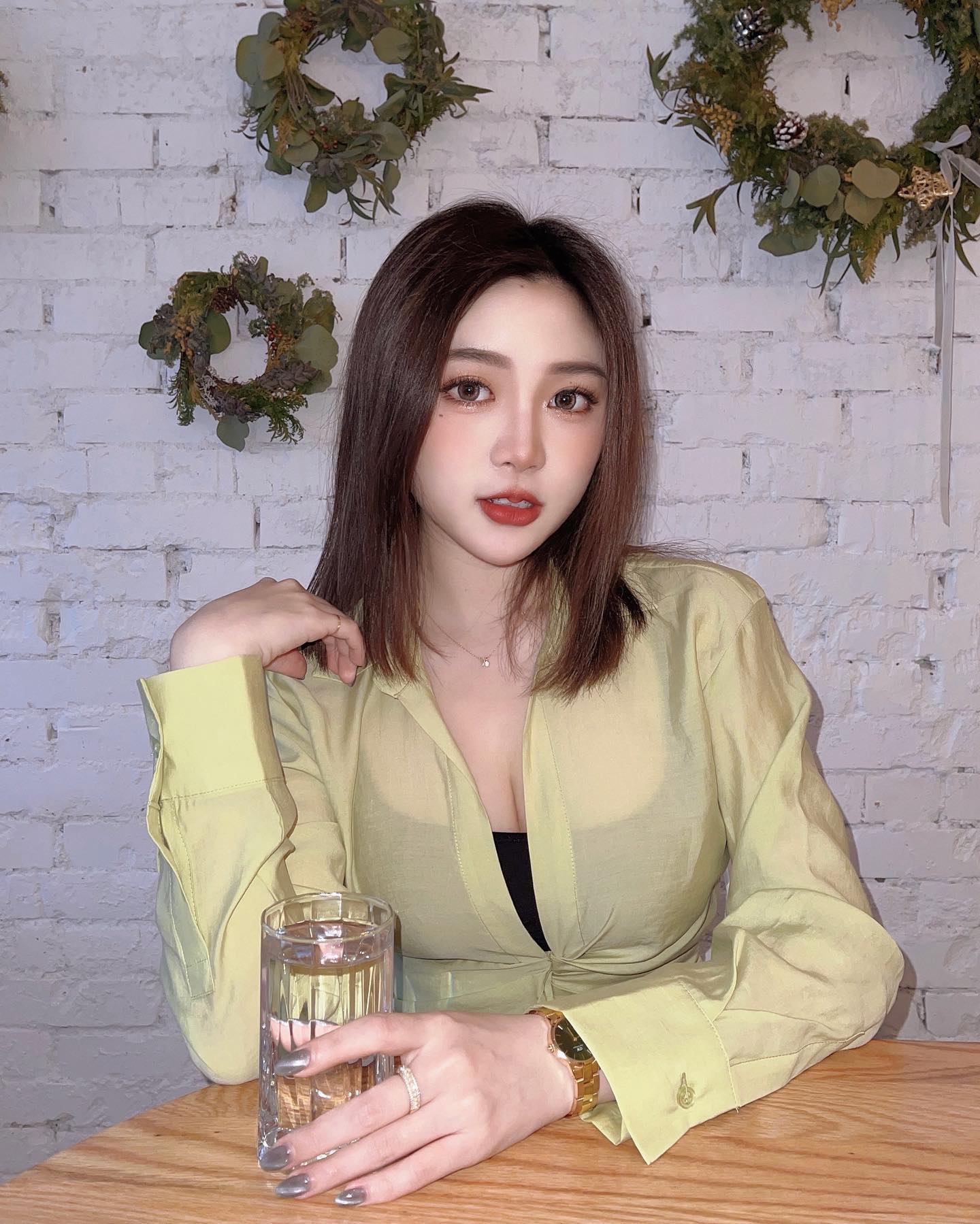 超誘惑正妹「mila咪啦」乳波不斷向前衝，讓人鼻血噴好噴滿！深V大爆深邃奶溝！-第1章-图片7