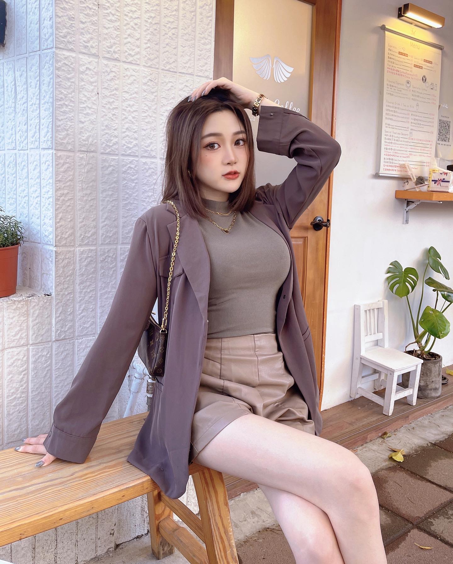 超誘惑正妹「mila咪啦」乳波不斷向前衝，讓人鼻血噴好噴滿！深V大爆深邃奶溝！-第1章-图片6