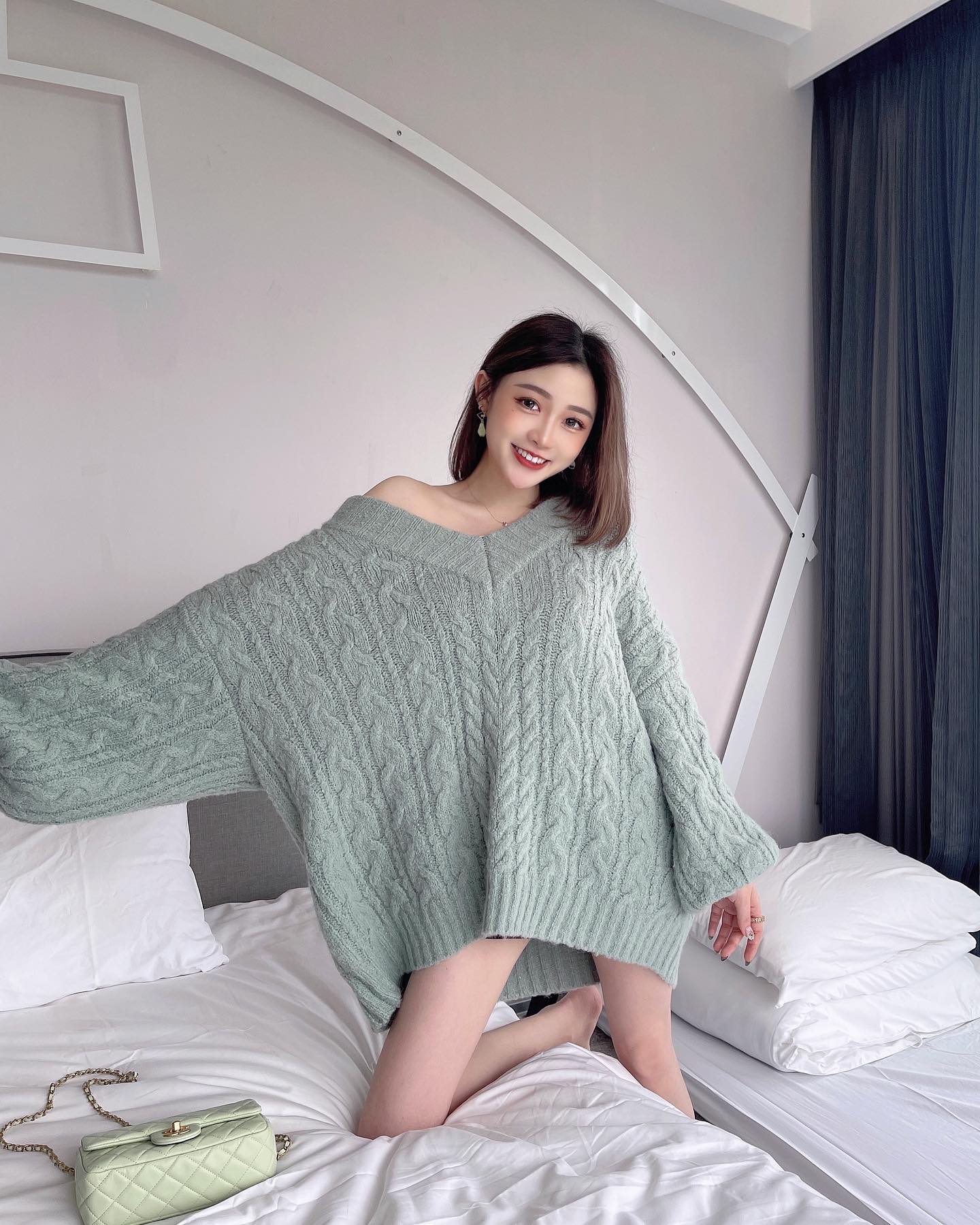 超誘惑正妹「mila咪啦」乳波不斷向前衝，讓人鼻血噴好噴滿！深V大爆深邃奶溝！-第1章-图片8