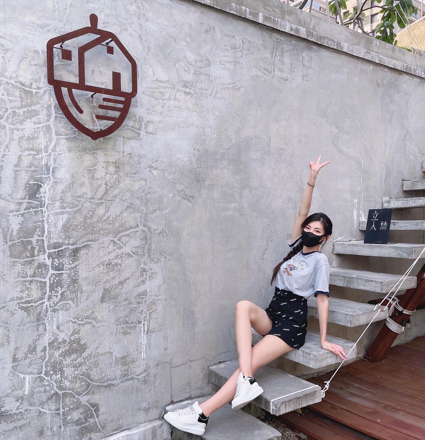 火辣妹子「吃吃eateat」渾圓嫩乳呼之欲出，超逆天辣腿「比例九頭身」-第1章-图片5