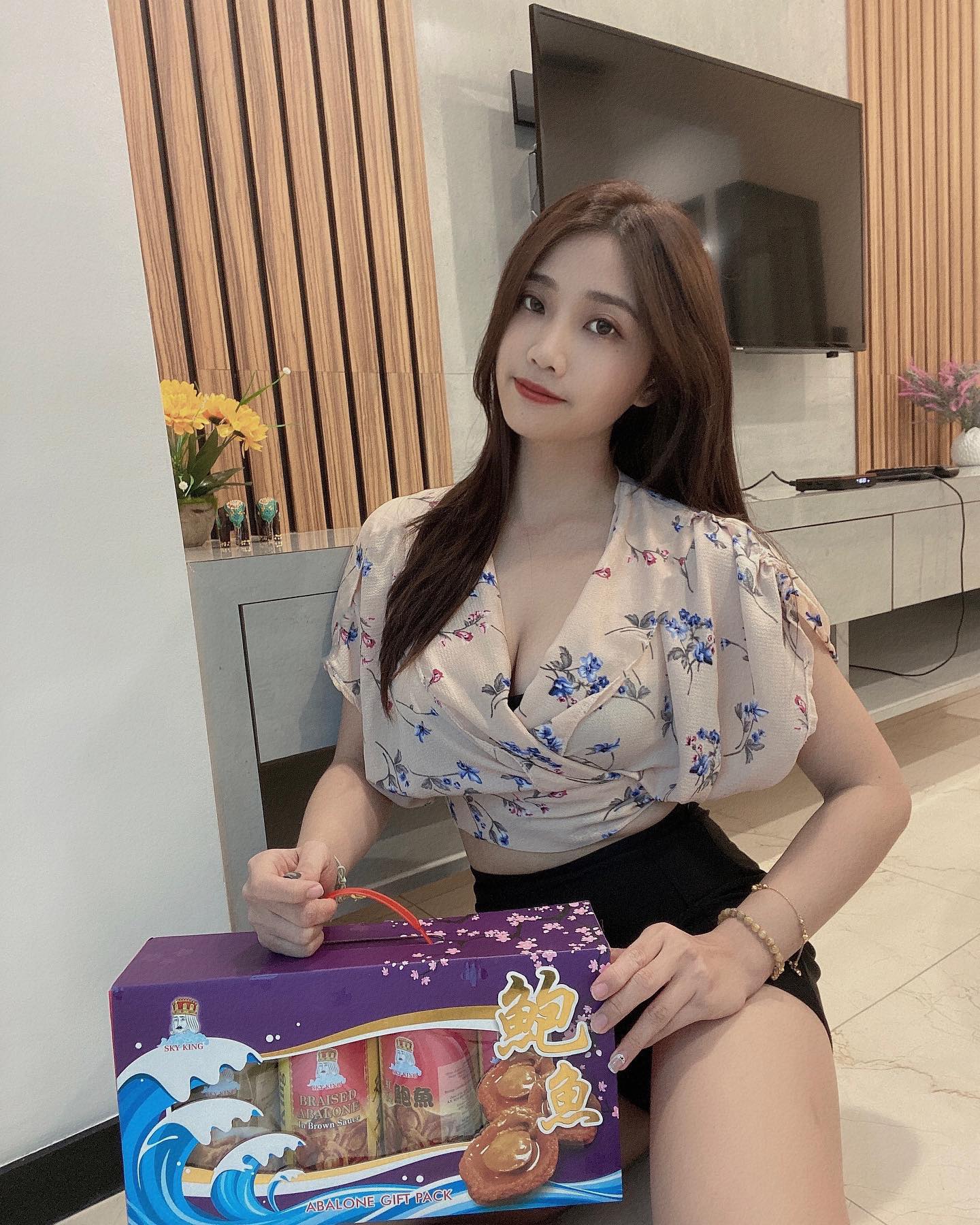 惹火妹子「Rainy Lly」巨大的嫩乳一不小心就要掉出來了！性感誘惑引爆飢渴-第1章-图片7