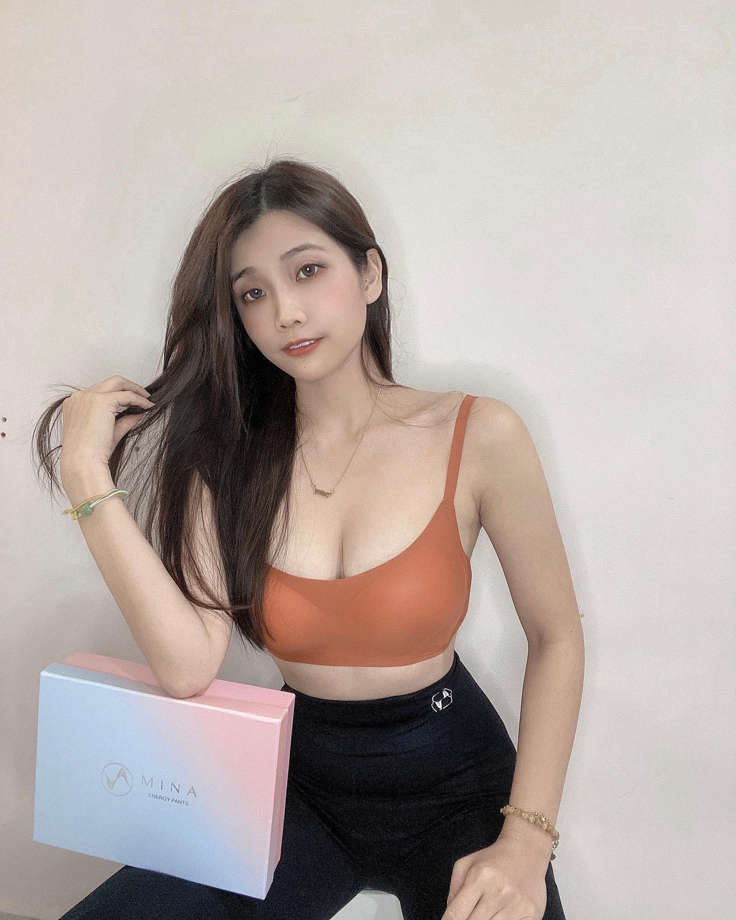 惹火妹子「Rainy Lly」巨大的嫩乳一不小心就要掉出來了！性感誘惑引爆飢渴-第1章-图片6