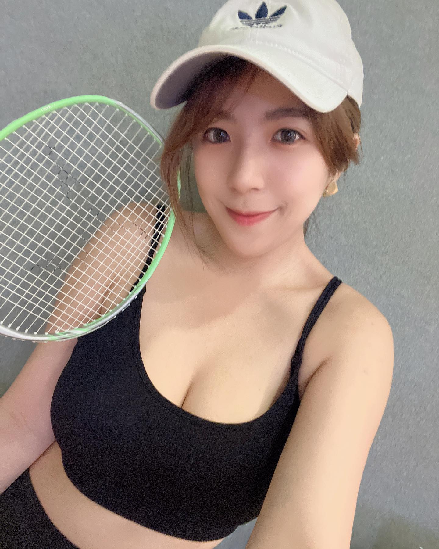 美顏正妹「Catherine庭逸」豐滿形狀快要爆出，深長一條溝想好好疏通！-第1章-图片2