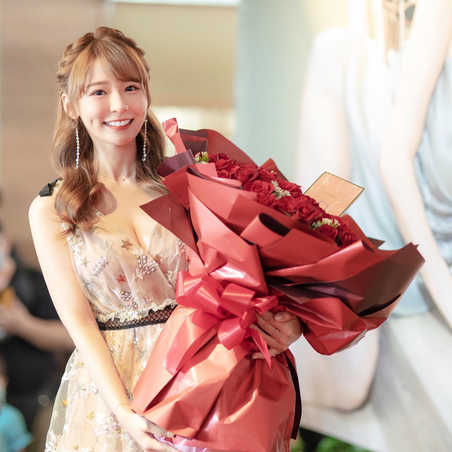 爆乳正妹「林莎Lisa」乳量逼人，惹火傲人美乳「胸型超渾圓」實在不簡單！-第1章-图片9