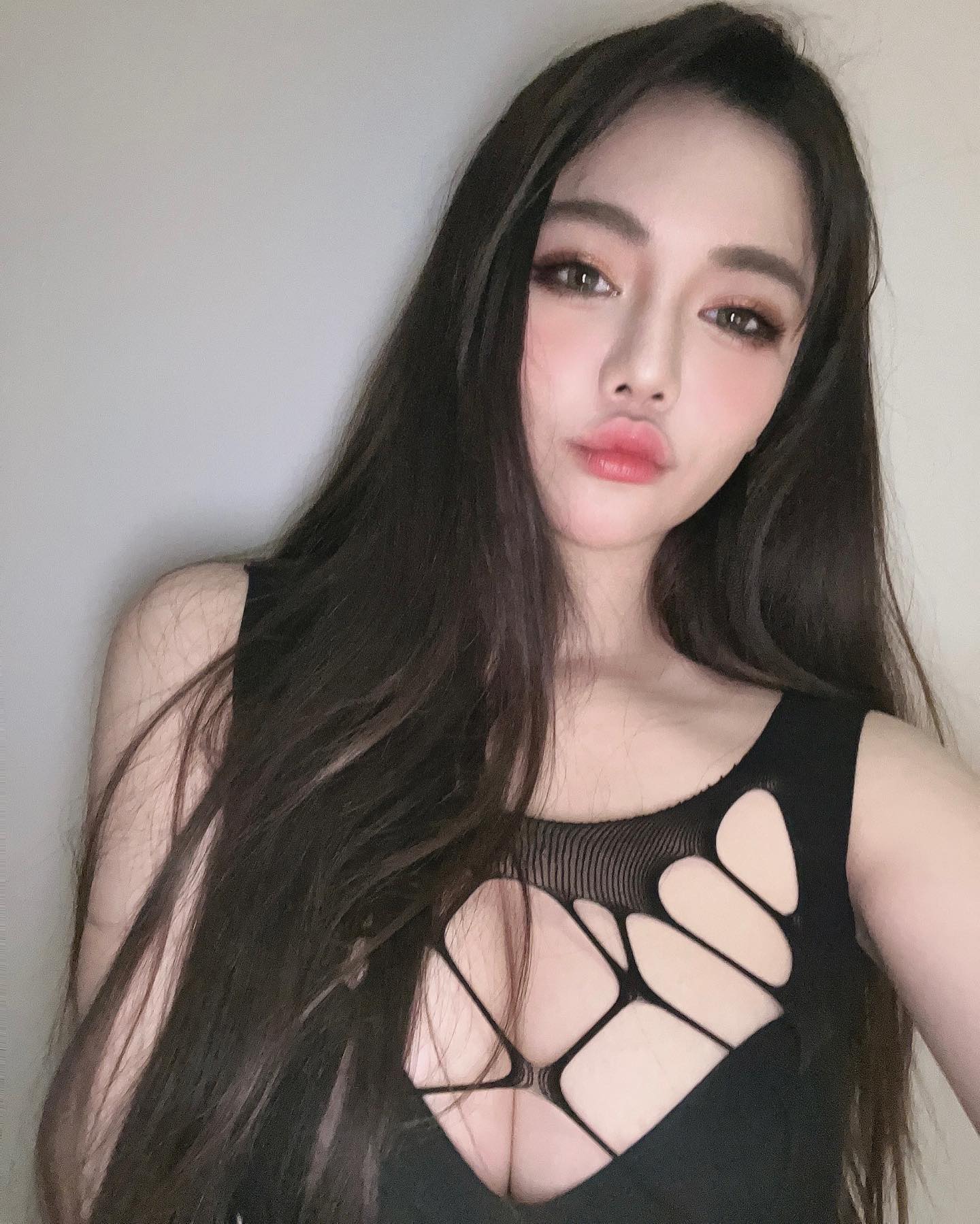 長髮奶妹「Dora」巨乳形狀完整秀出，胸前車頭燈好兇！ 精緻美顏還有惹火身材-第1章-图片7