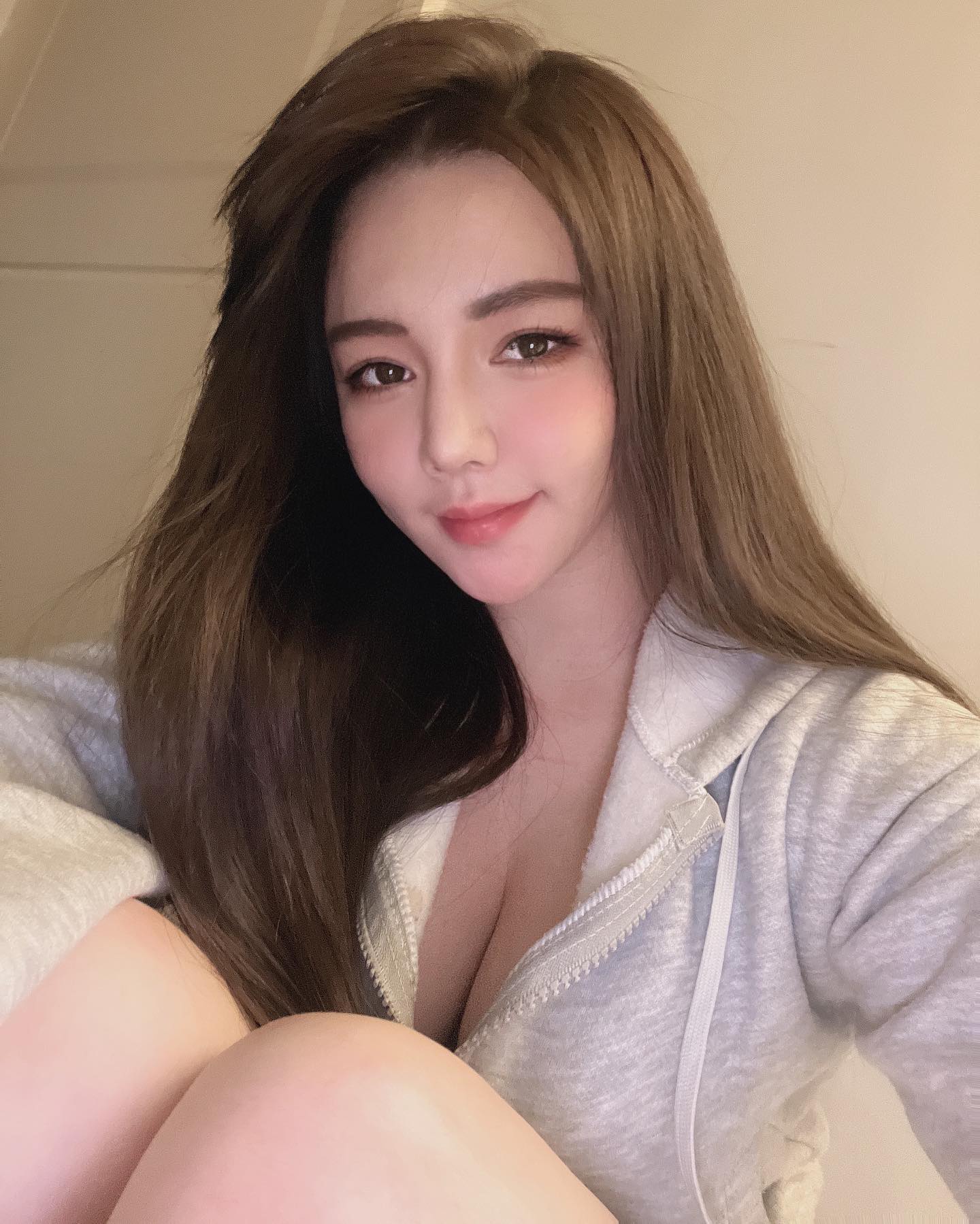 長髮奶妹「Dora」巨乳形狀完整秀出，胸前車頭燈好兇！ 精緻美顏還有惹火身材-第1章-图片10