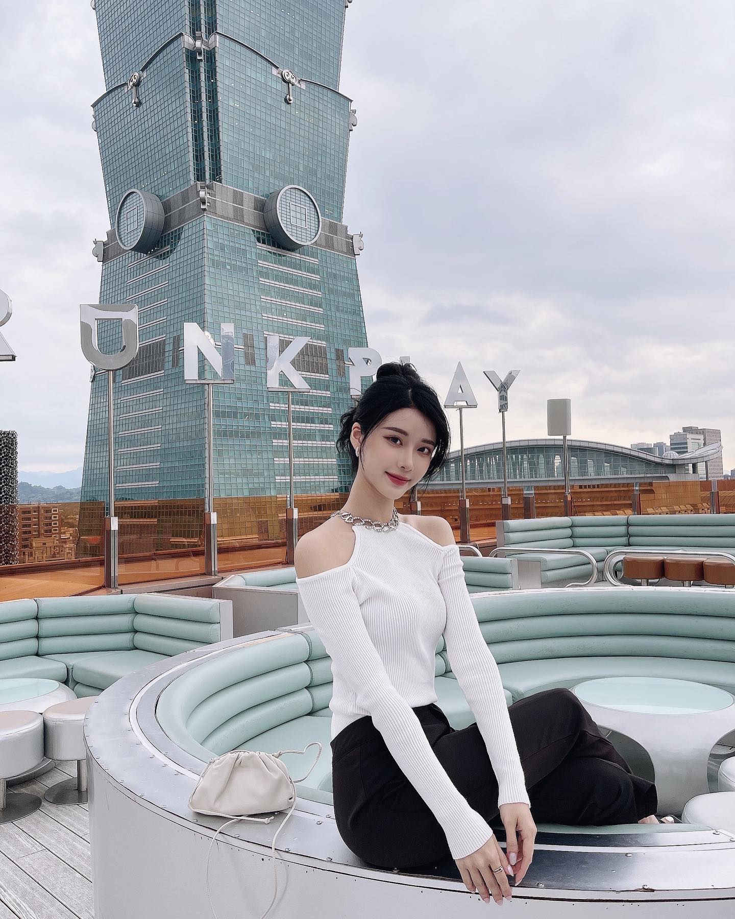 火辣正妹「Doris」這畫面太美我不敢看，逆天身材太OP，「美乳形狀」太飽滿！-第1章-图片10