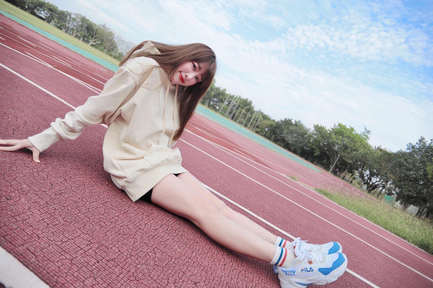 啦啦隊正妹「張心璇」滿滿「乳波」掃向觀眾席，超逆天身材美der你不要不要-第1章-图片9