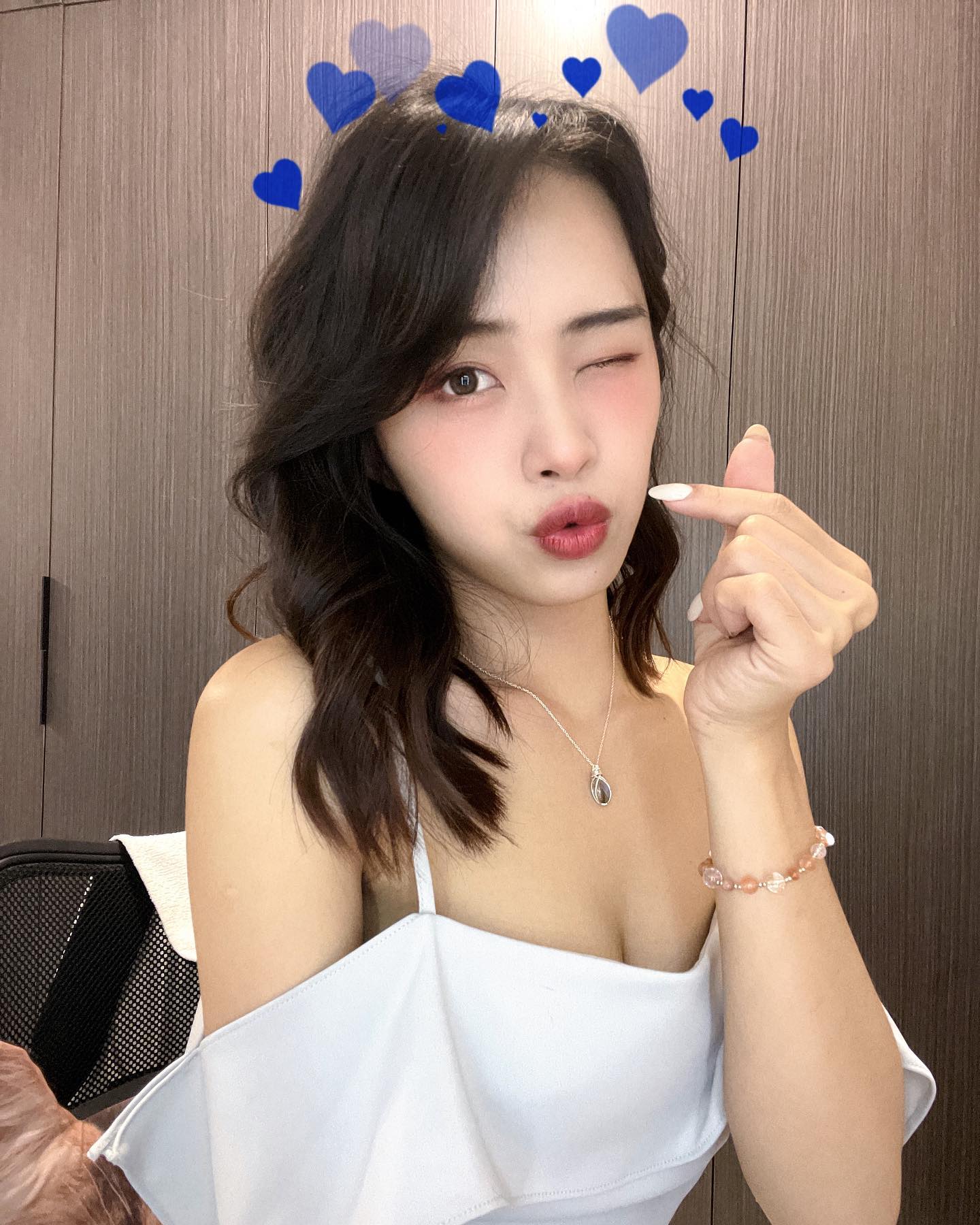 電眼正妹「辰羚Brinny」胸前太猛衣服包不住，放送「養眼福利」讓人好興奮喔-第1章-图片2