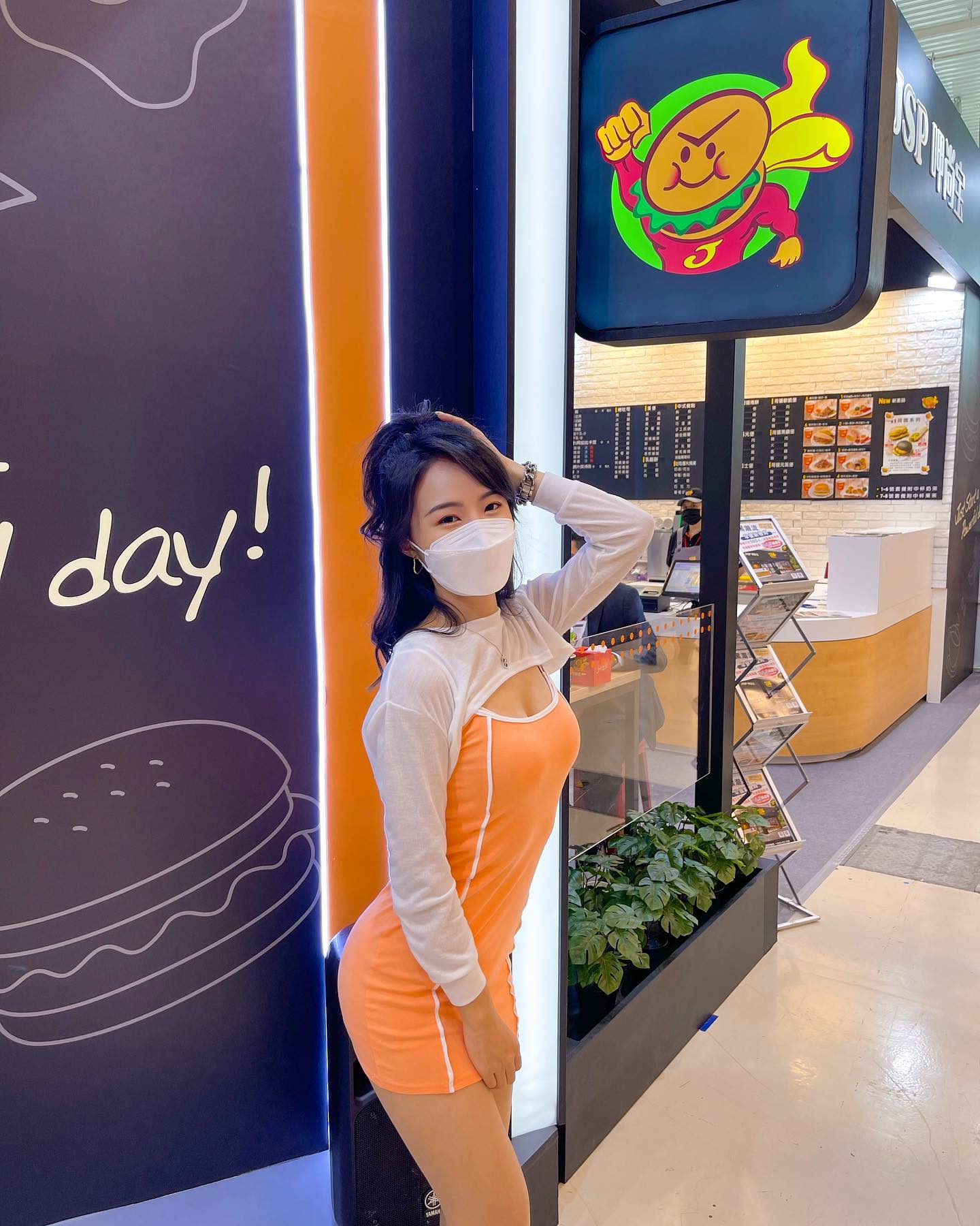 電眼正妹「辰羚Brinny」胸前太猛衣服包不住，放送「養眼福利」讓人好興奮喔-第1章-图片11