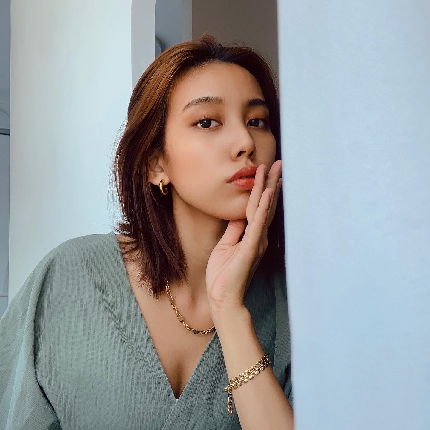 高顏值正妹「貴貴」腰細臀翹雙奶又美大「低胸露溝」很養眼，色氣滿點騷辣出擊-第1章-图片1