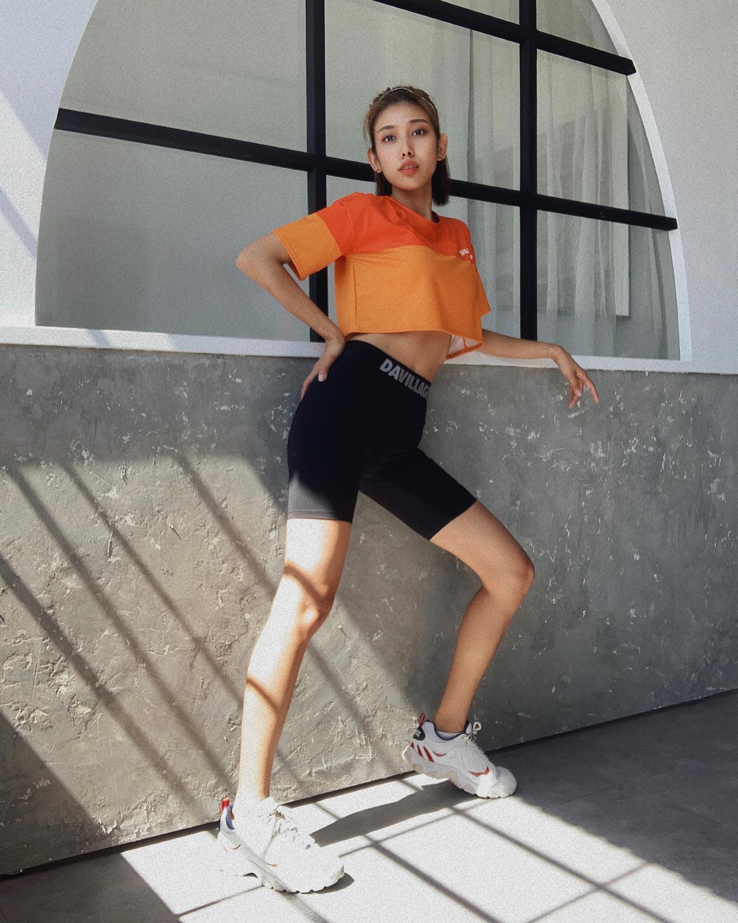 高顏值正妹「貴貴」腰細臀翹雙奶又美大「低胸露溝」很養眼，色氣滿點騷辣出擊-第1章-图片4