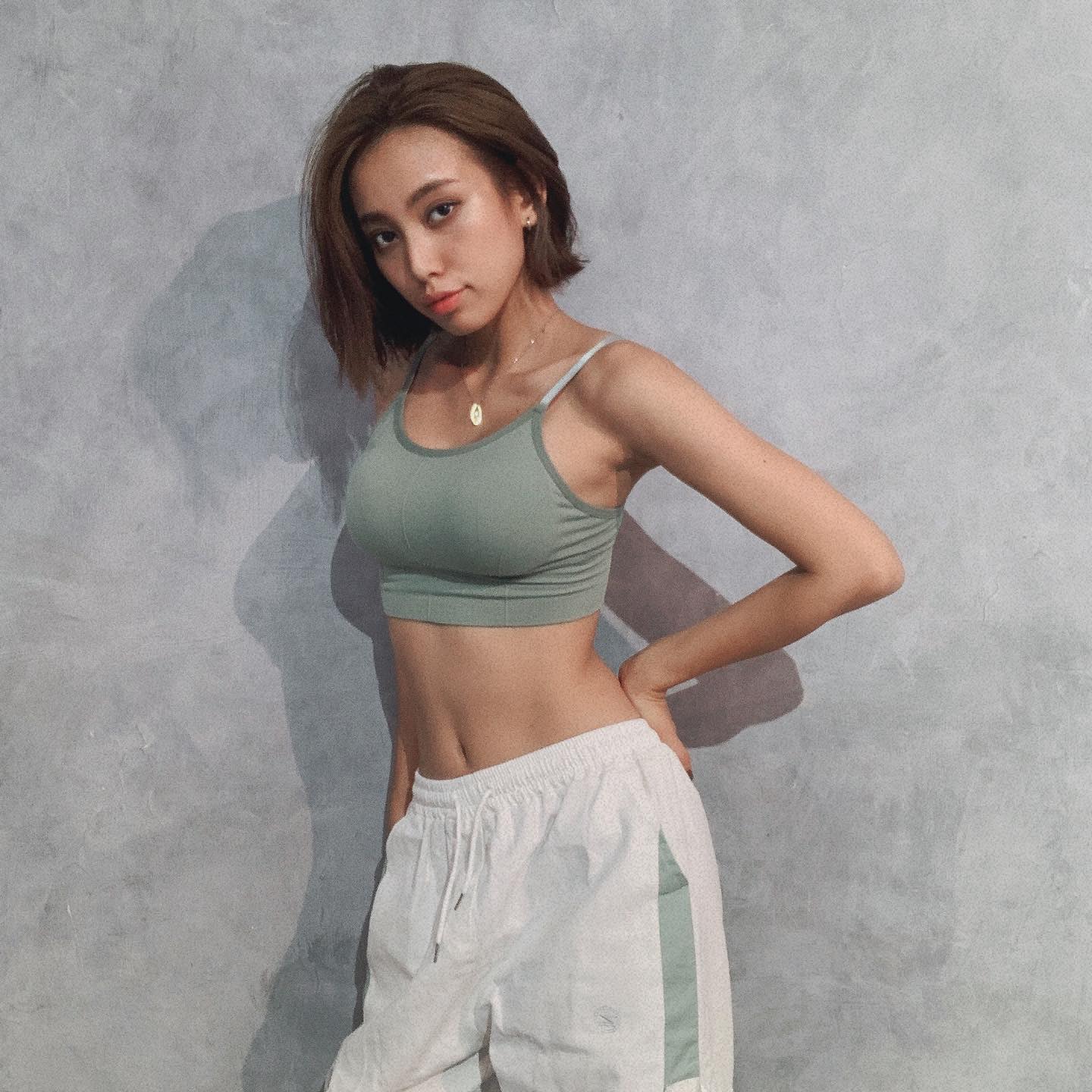 高顏值正妹「貴貴」腰細臀翹雙奶又美大「低胸露溝」很養眼，色氣滿點騷辣出擊-第1章-图片2