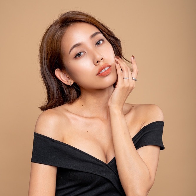 高顏值正妹「貴貴」腰細臀翹雙奶又美大「低胸露溝」很養眼，色氣滿點騷辣出擊-第1章-图片6