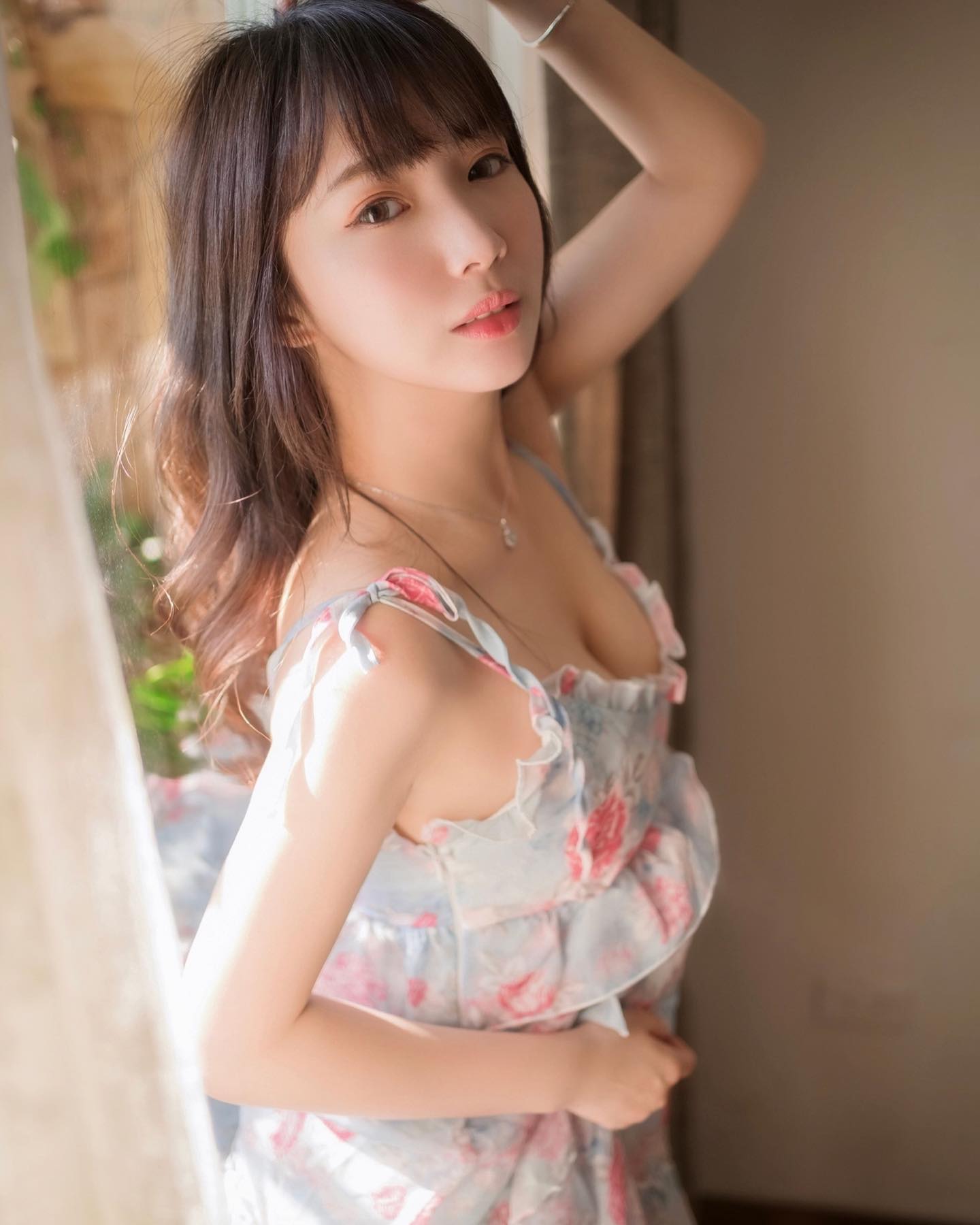 優質正妹「思思」暗藏魔鬼身材，誘人眼神與渾圓美乳電爆你的螢幕！-第1章-图片1