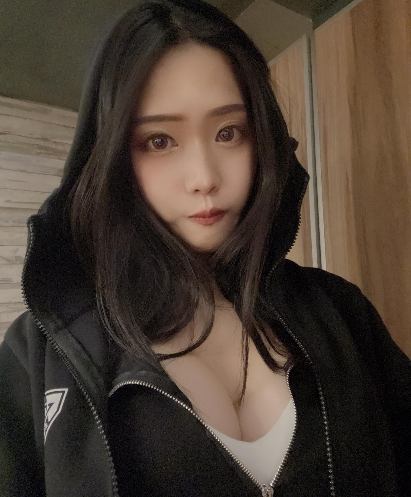 超生猛正妹「Eyo咿呦」每個角度都讓人心癢難耐，超深V視角「胸器快彈出來」-第1章-图片9