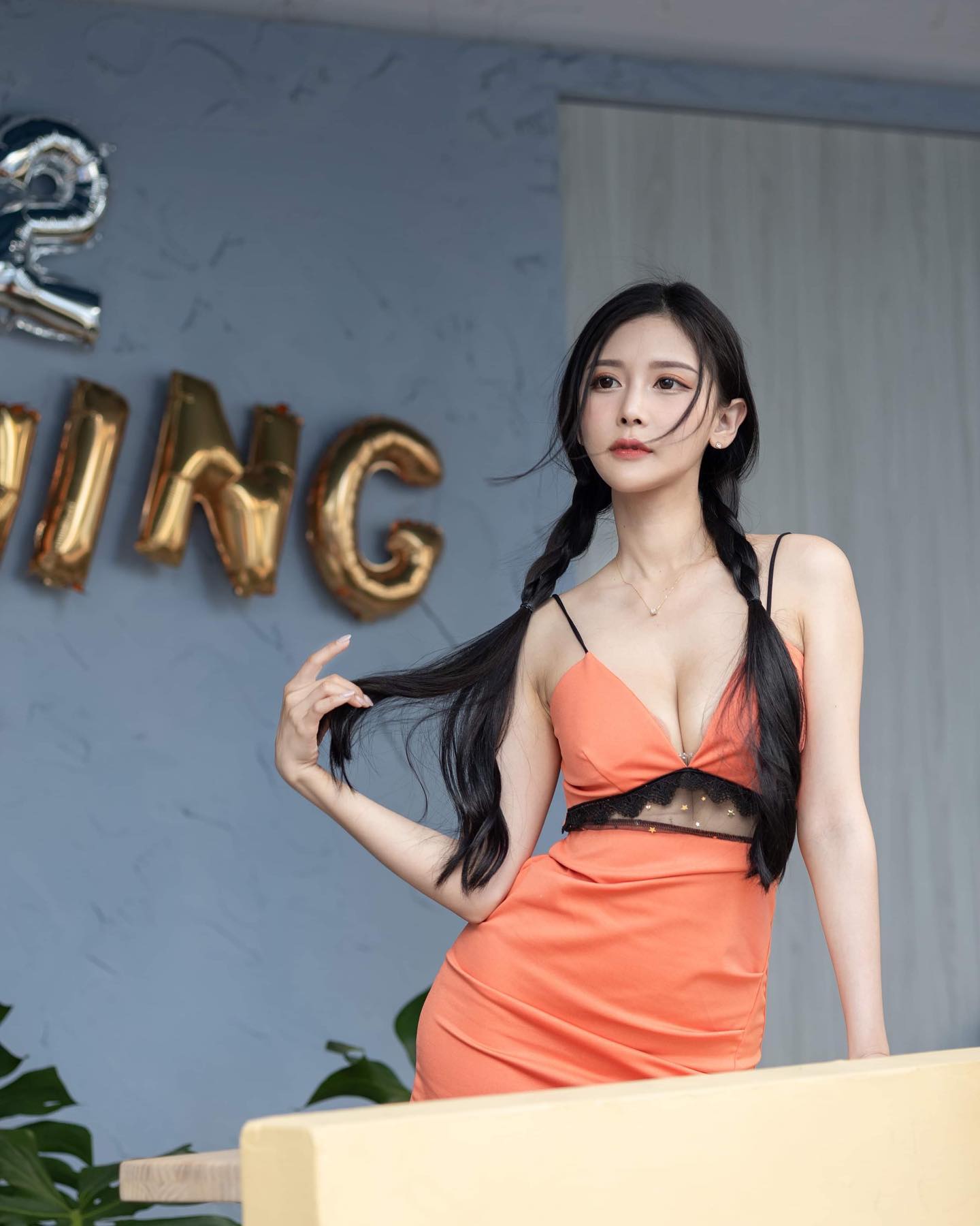 長腿美人「許玲玲」露腿照超美！解放「渾圓美胸」傲人深溝看了超心動！-第1章-图片5