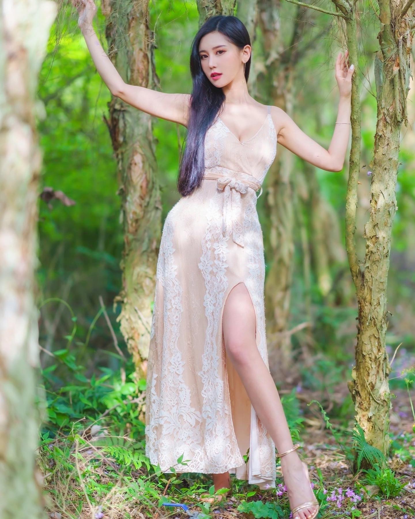 長腿美人「許玲玲」露腿照超美！解放「渾圓美胸」傲人深溝看了超心動！-第1章-图片8