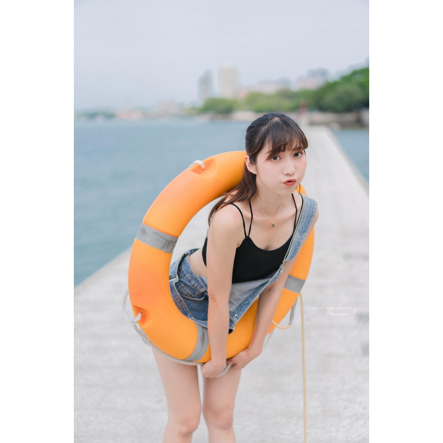 仙氣正妹「龍睬崴」心神蕩漾的乳波震震，神級辣腿白嫩的令人血脈噴張！-第1章-图片1