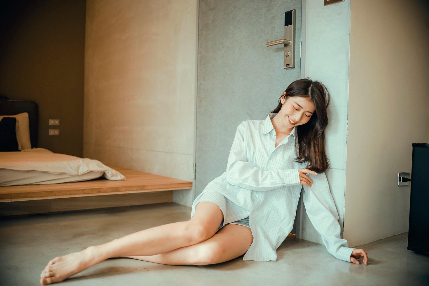 仙氣正妹「龍睬崴」心神蕩漾的乳波震震，神級辣腿白嫩的令人血脈噴張！-第1章-图片2