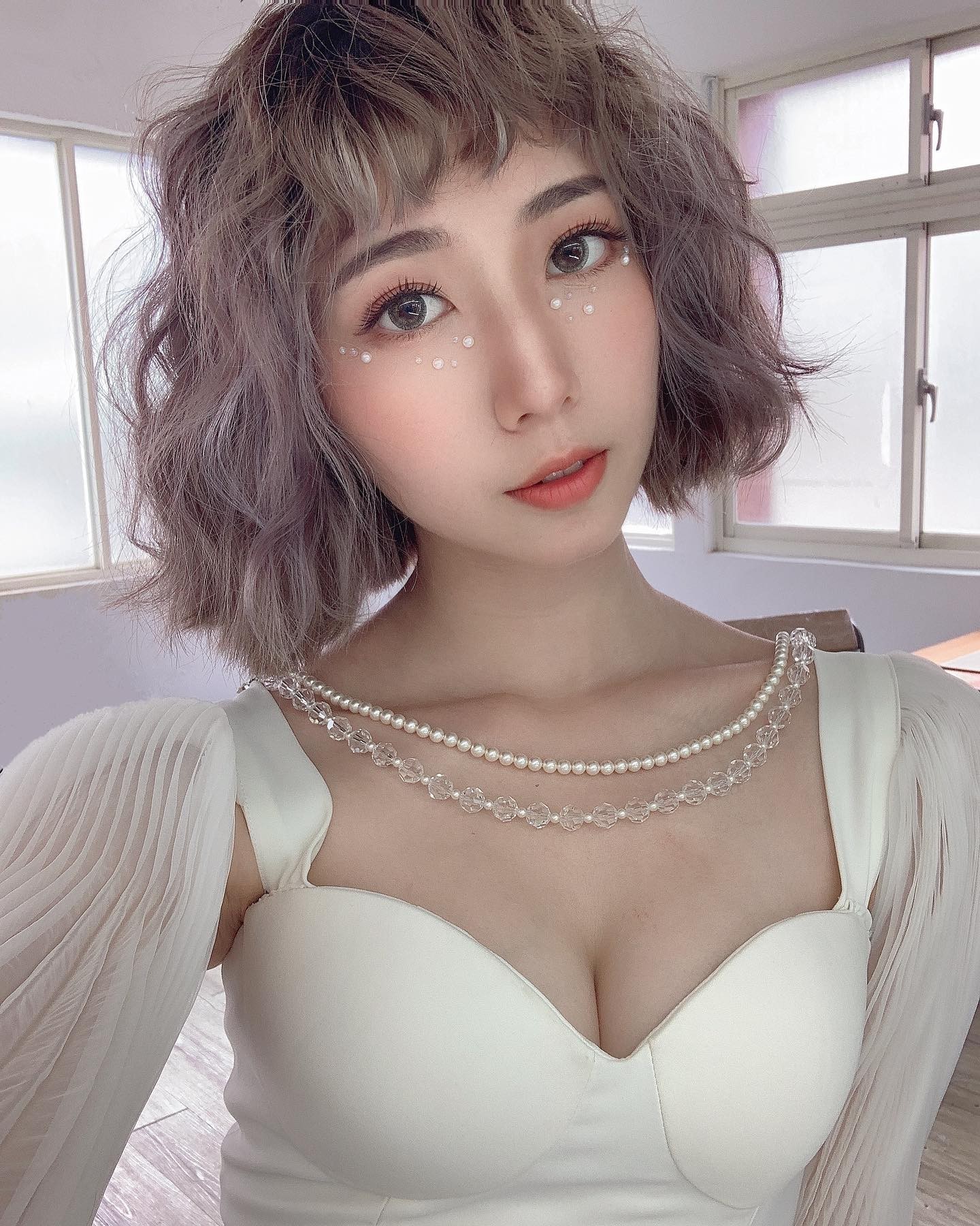 仙氣正妹「龍睬崴」心神蕩漾的乳波震震，神級辣腿白嫩的令人血脈噴張！-第1章-图片7