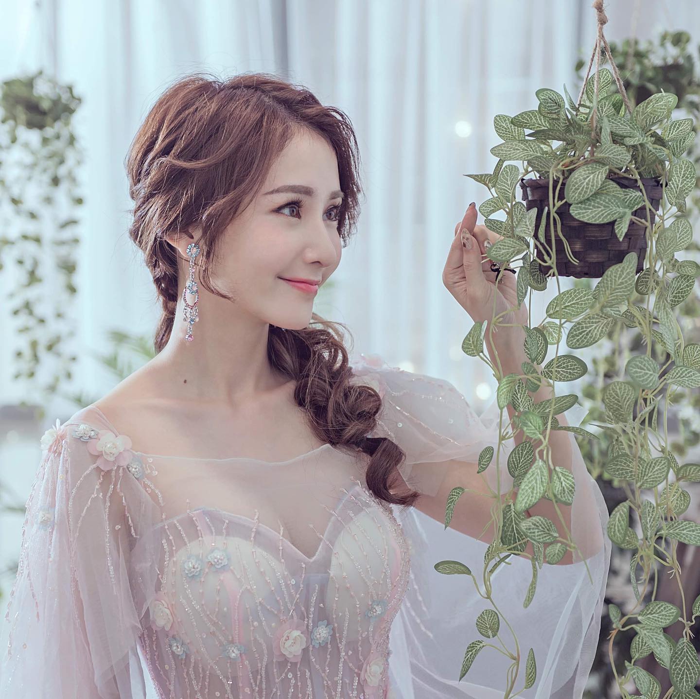 「陳子玄」笑容好會放電！回眸一笑讓人秒戀愛，大曬「白嫩豪乳」讓網友激動了！-第1章-图片1