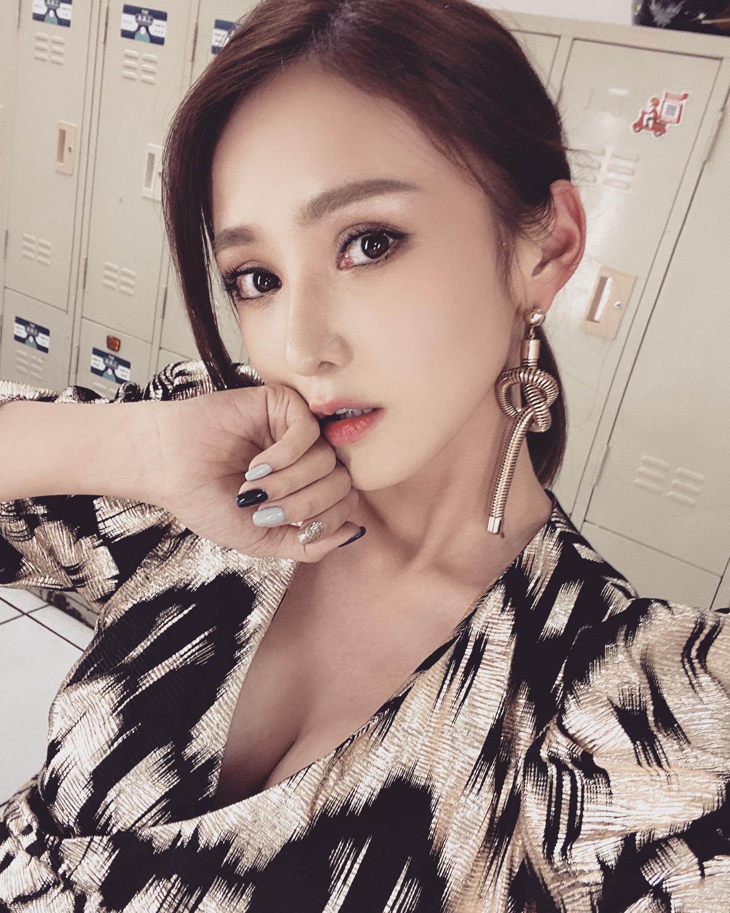 「陳子玄」笑容好會放電！回眸一笑讓人秒戀愛，大曬「白嫩豪乳」讓網友激動了！-第1章-图片2