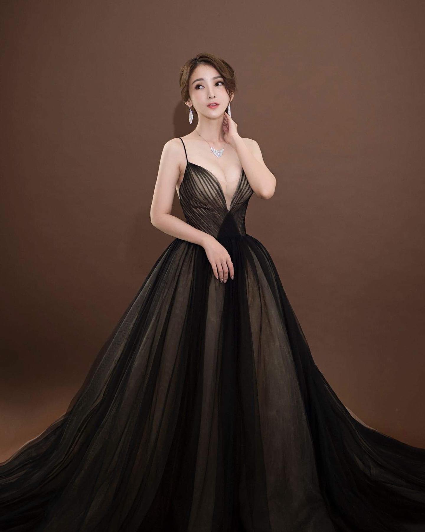 「陳子玄」笑容好會放電！回眸一笑讓人秒戀愛，大曬「白嫩豪乳」讓網友激動了！-第1章-图片3