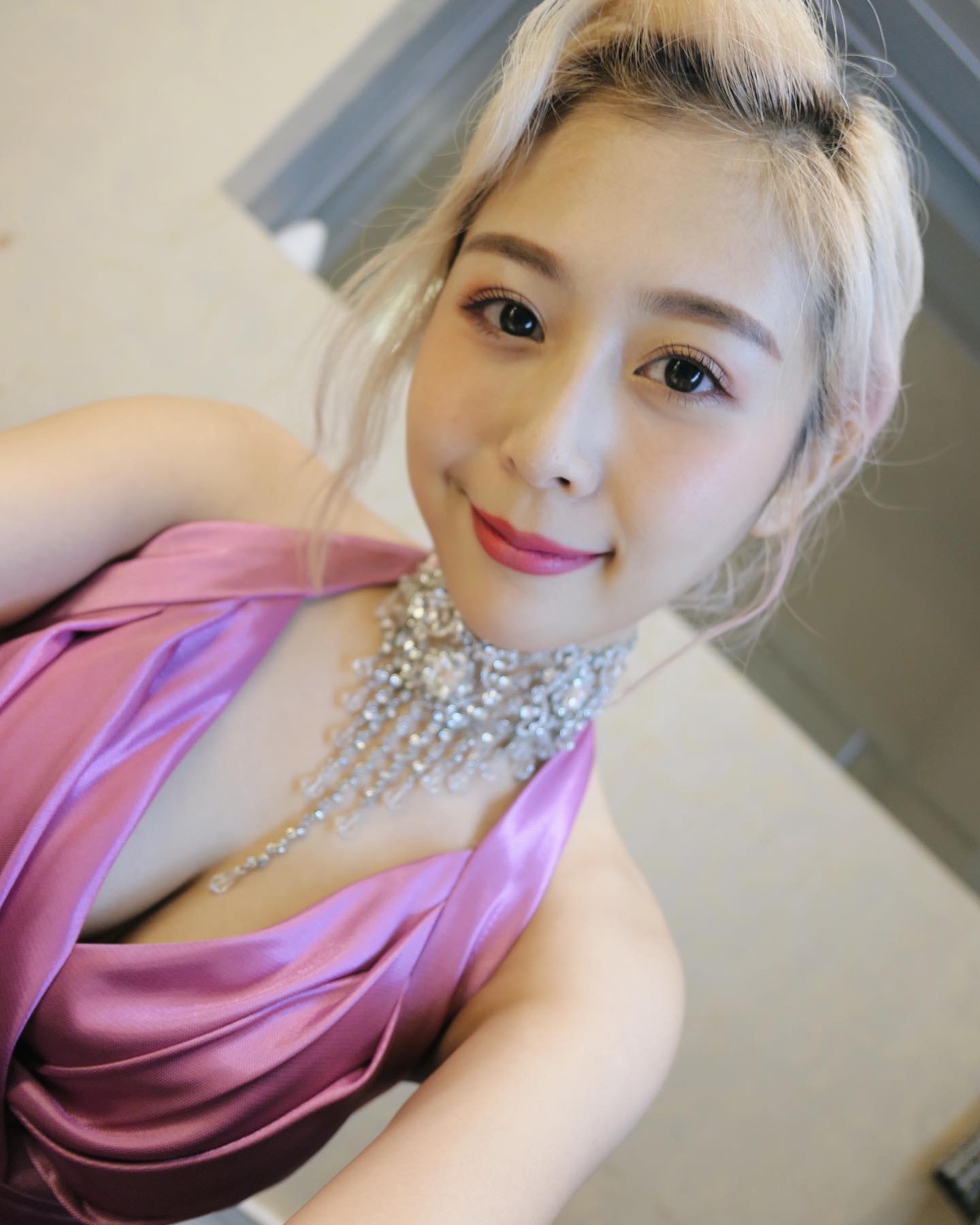 甜美正妹「范乙霏」身材太兇猛「低胸背心」還有甜死人的笑容「渾圓美乳」形狀好明顯！-第1章-图片2