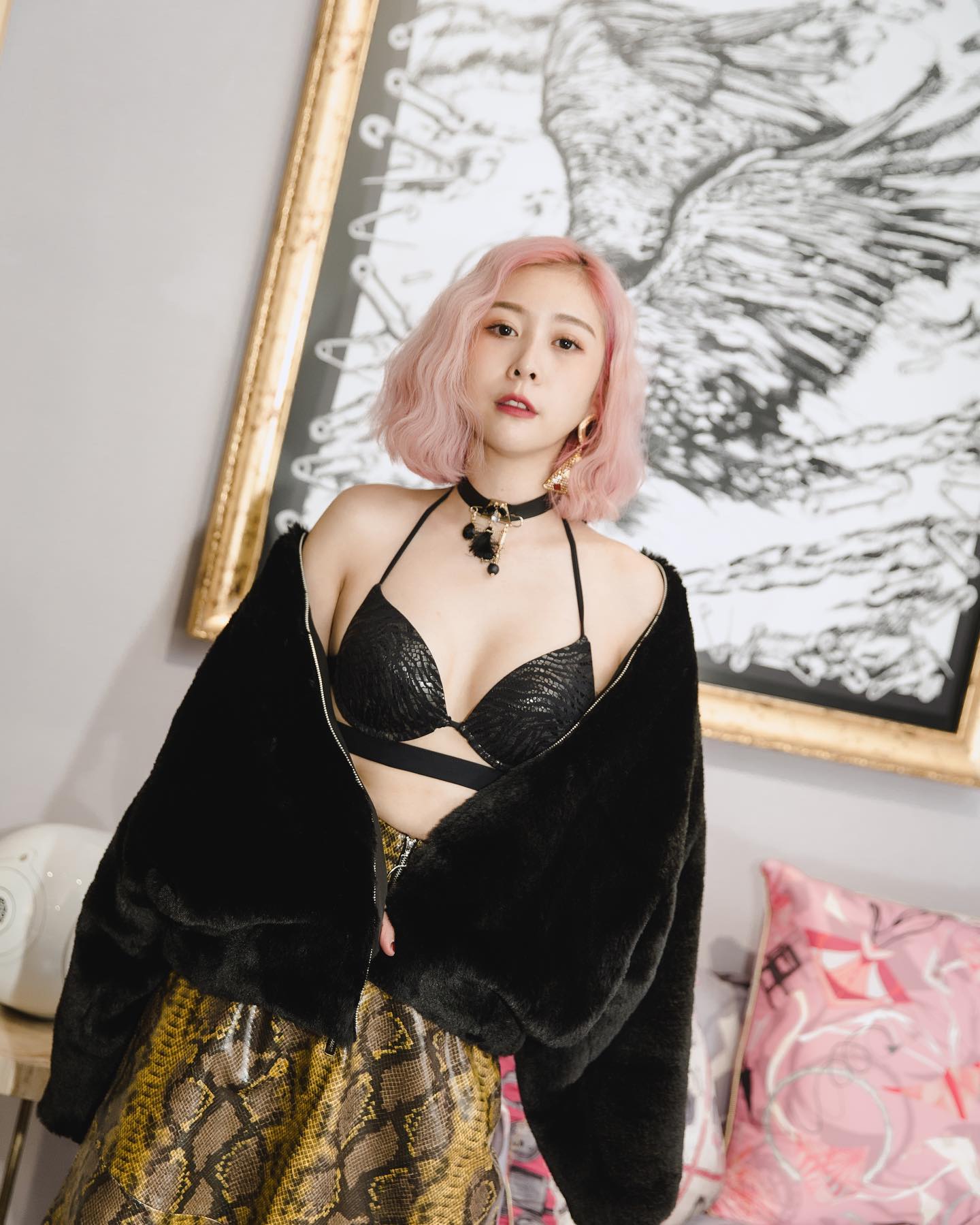 甜美正妹「范乙霏」身材太兇猛「低胸背心」還有甜死人的笑容「渾圓美乳」形狀好明顯！-第1章-图片1