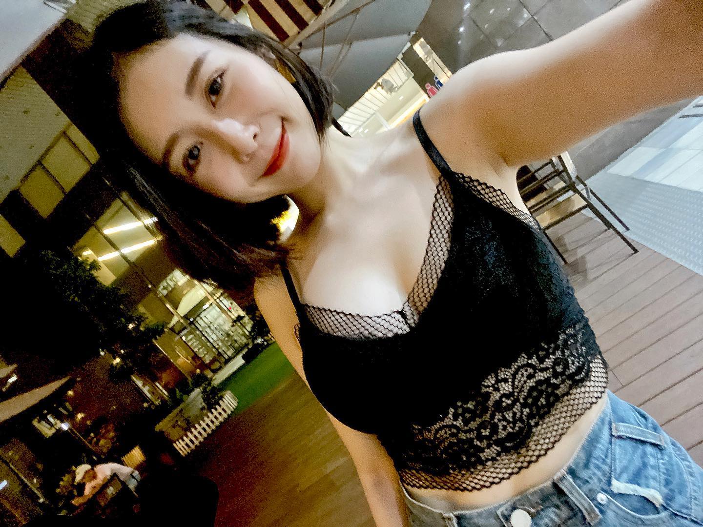 甜美正妹「范乙霏」身材太兇猛「低胸背心」還有甜死人的笑容「渾圓美乳」形狀好明顯！-第1章-图片5