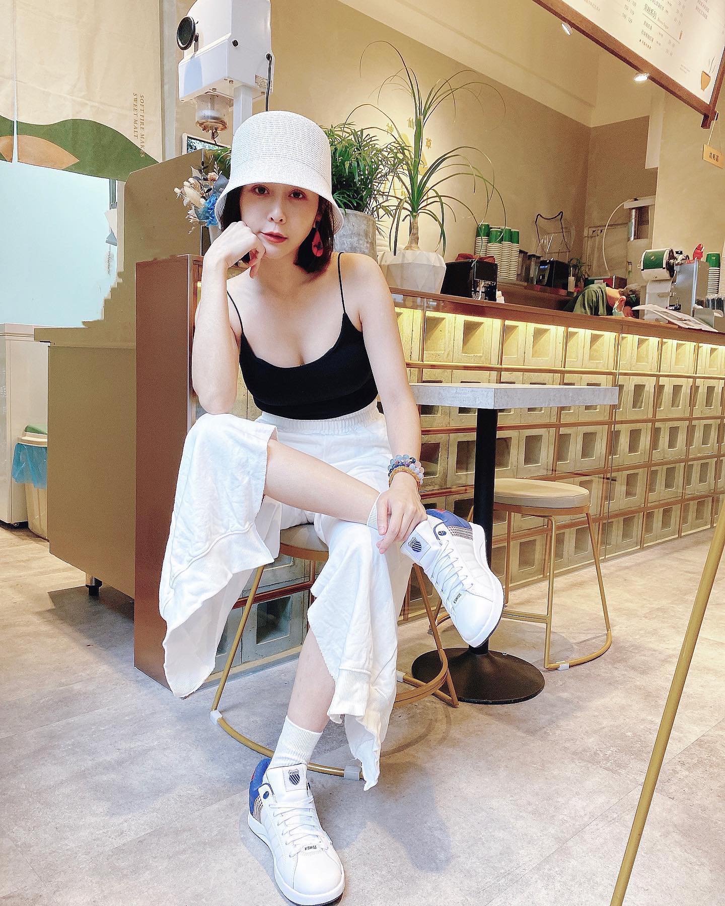 甜美正妹「范乙霏」身材太兇猛「低胸背心」還有甜死人的笑容「渾圓美乳」形狀好明顯！-第1章-图片6