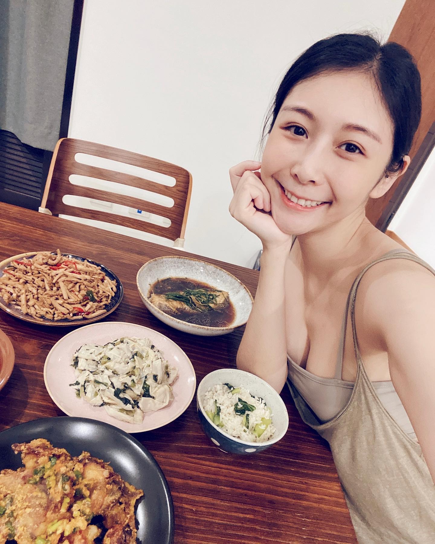 甜美正妹「范乙霏」身材太兇猛「低胸背心」還有甜死人的笑容「渾圓美乳」形狀好明顯！-第1章-图片7