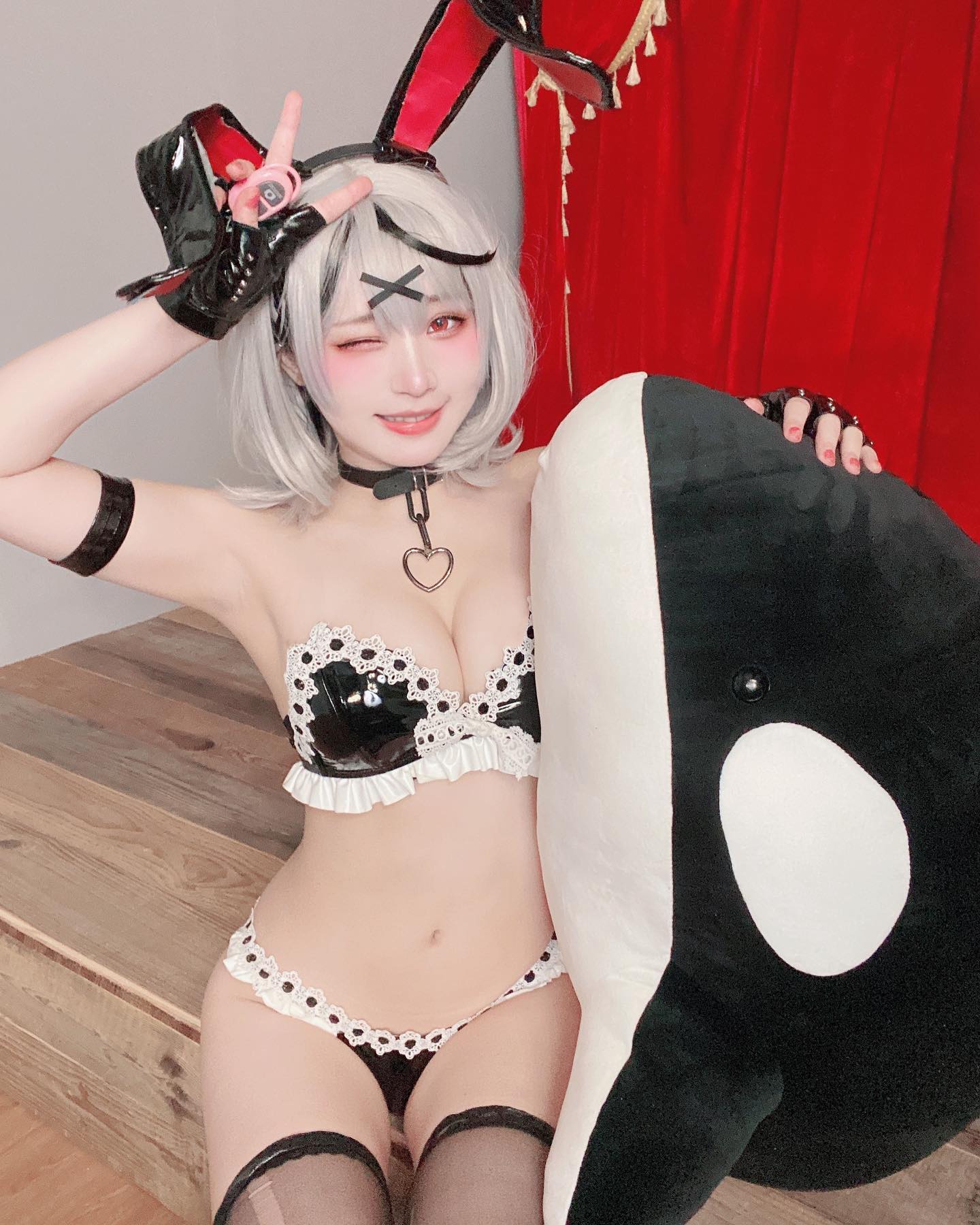 Sister cosplayer
